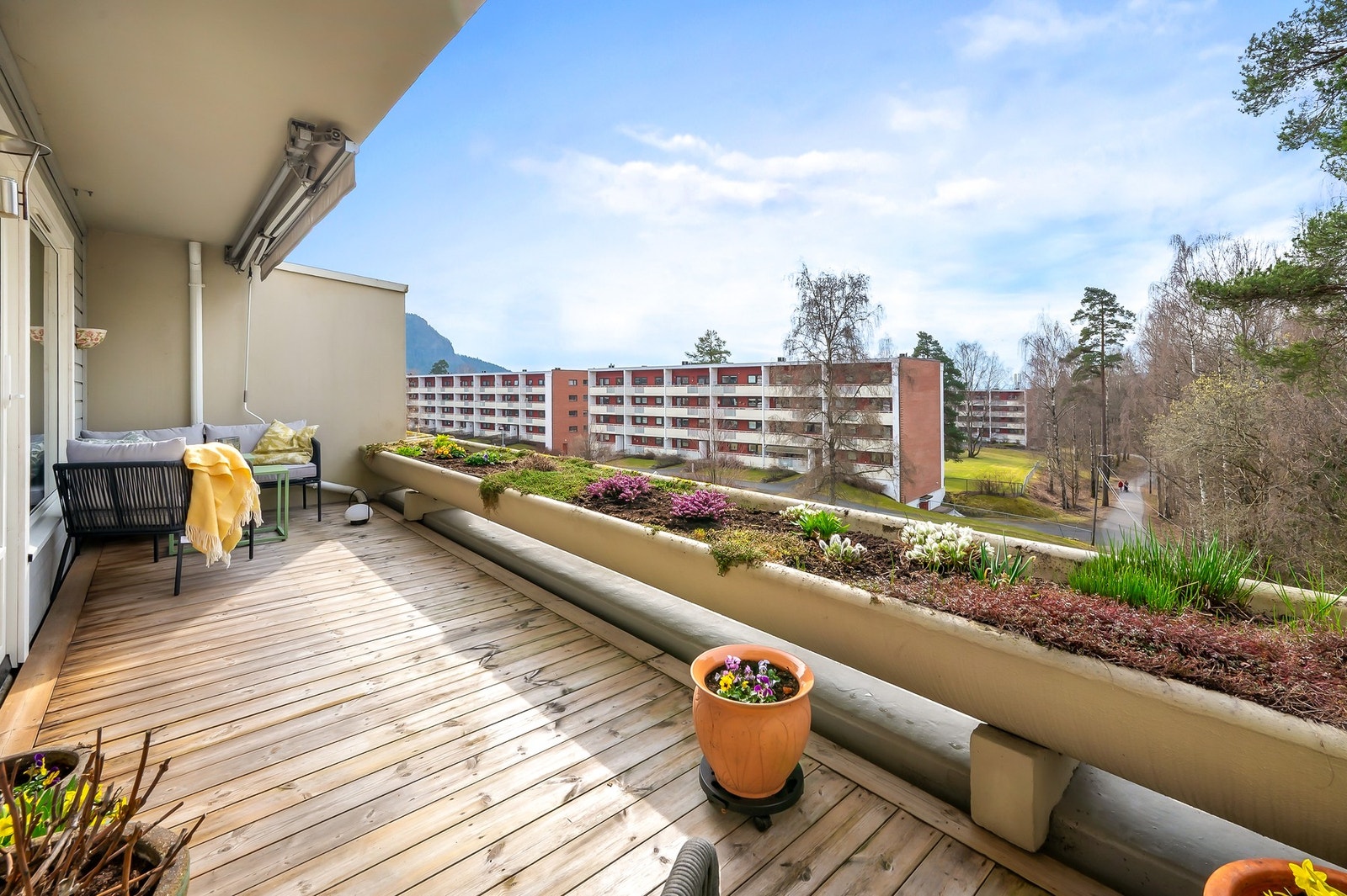 Boligens romslige terrasse med hyggelig utsikt. Galleribilde