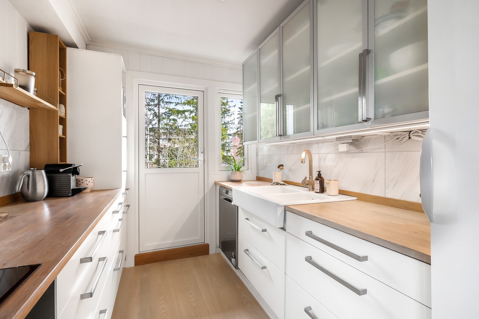Kjøkkenet har en flott benkeplate i tre og kjøkkenvask med armatur. Det er integrert stekeovn, platetopp og oppvaskmaskin. Galleribilde