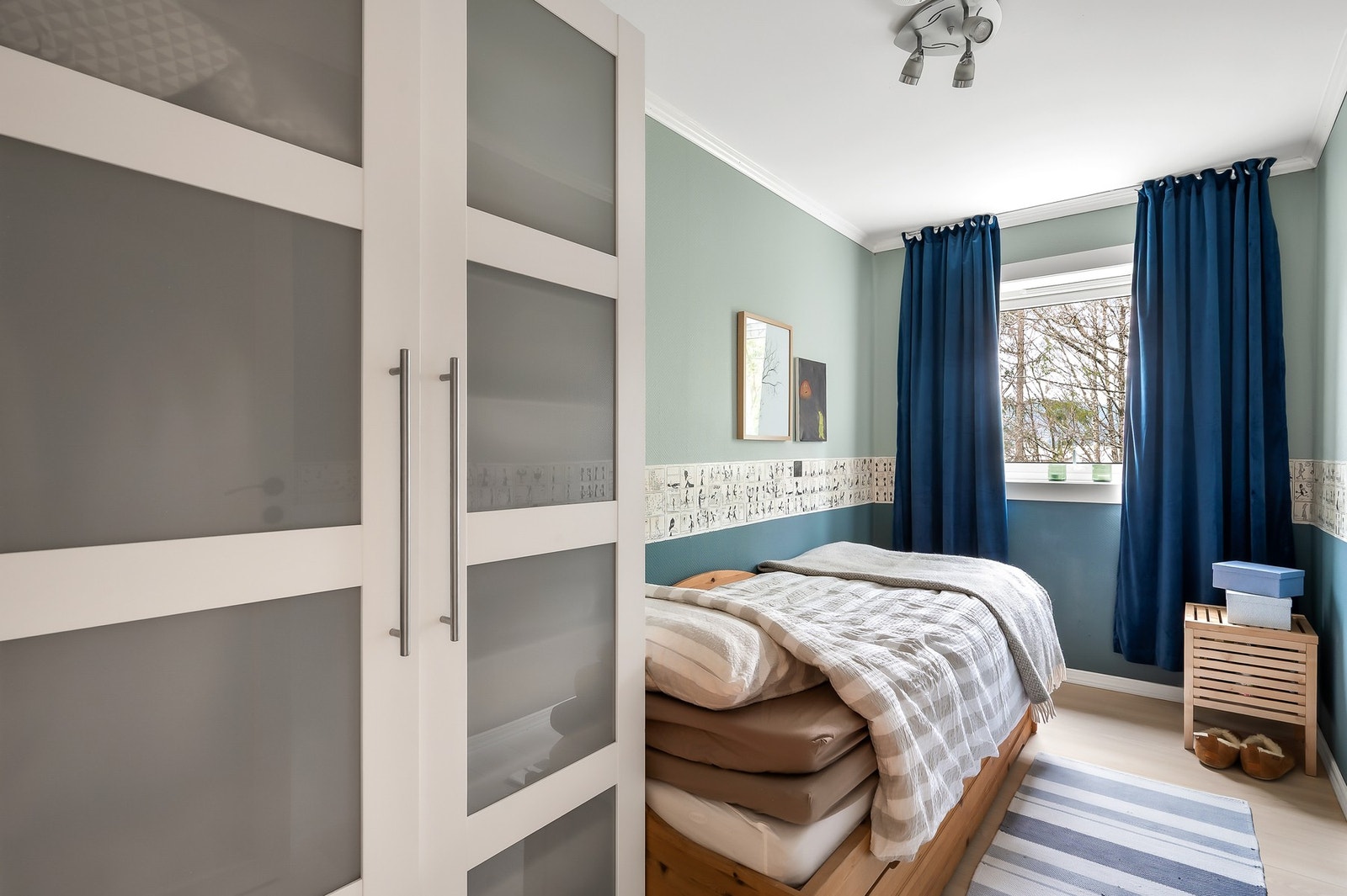 Soverom 2 er perfekt som barnerom eller kontor, med god plass til innredning. Galleribilde