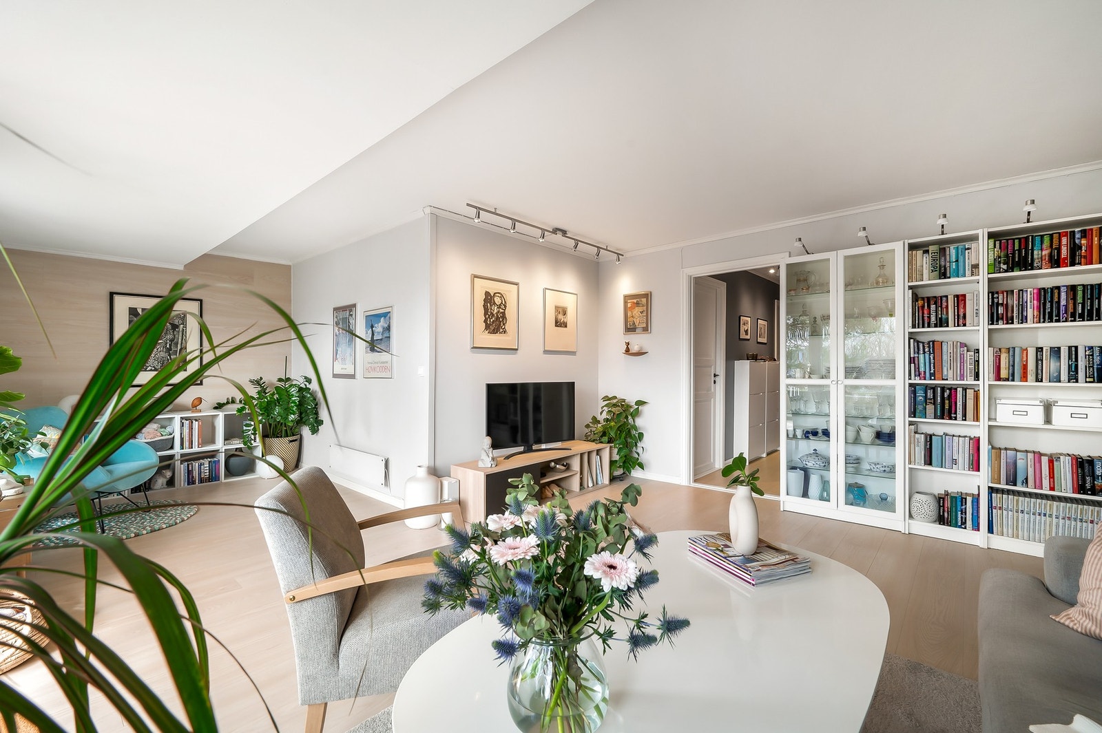 Leiligheten har praktiske gulvflater belagt med laminat. Galleribilde