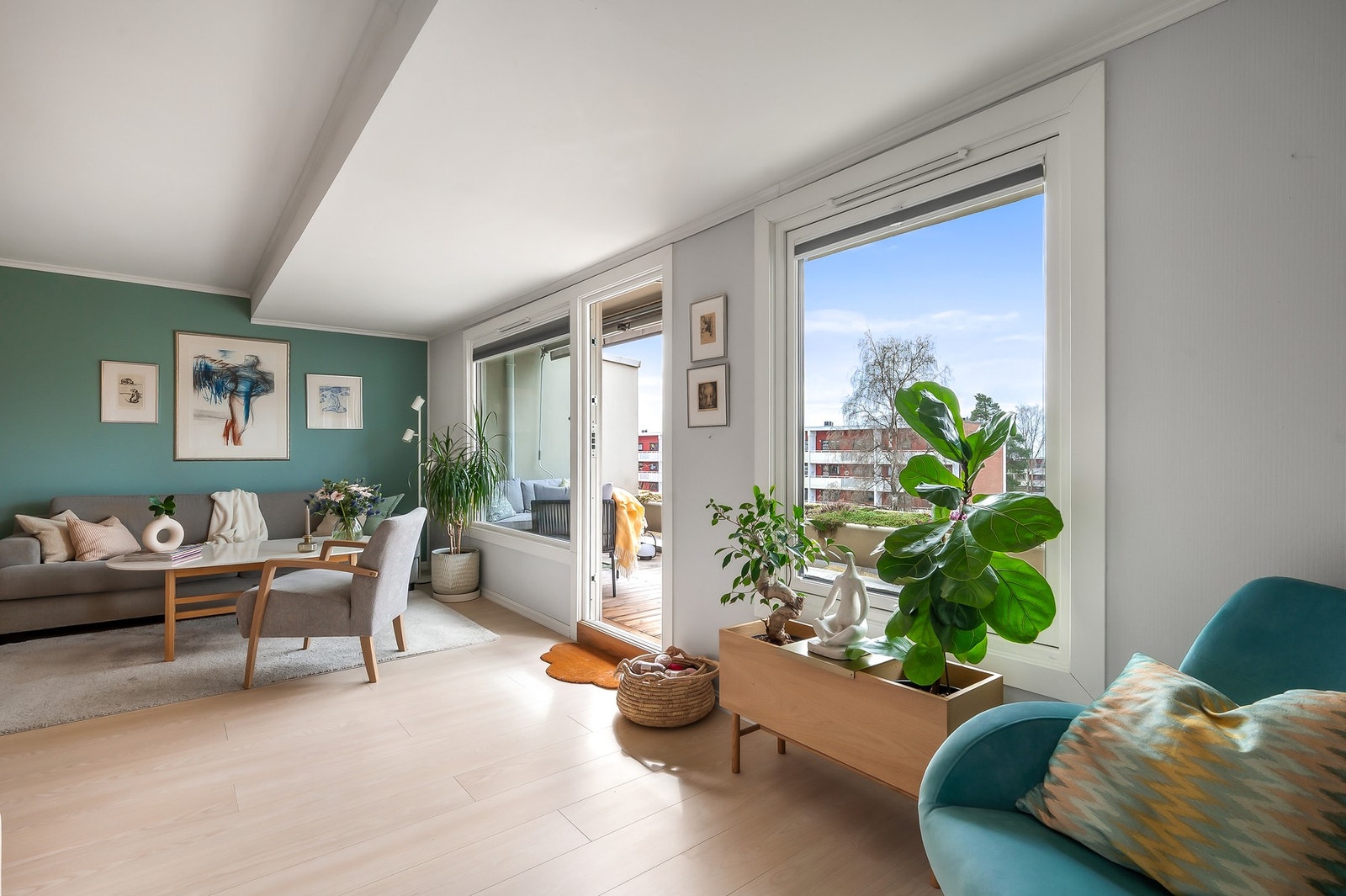 Romslig og hyggelig stue med god plass til både sofa- og sittegruppe. Galleribilde