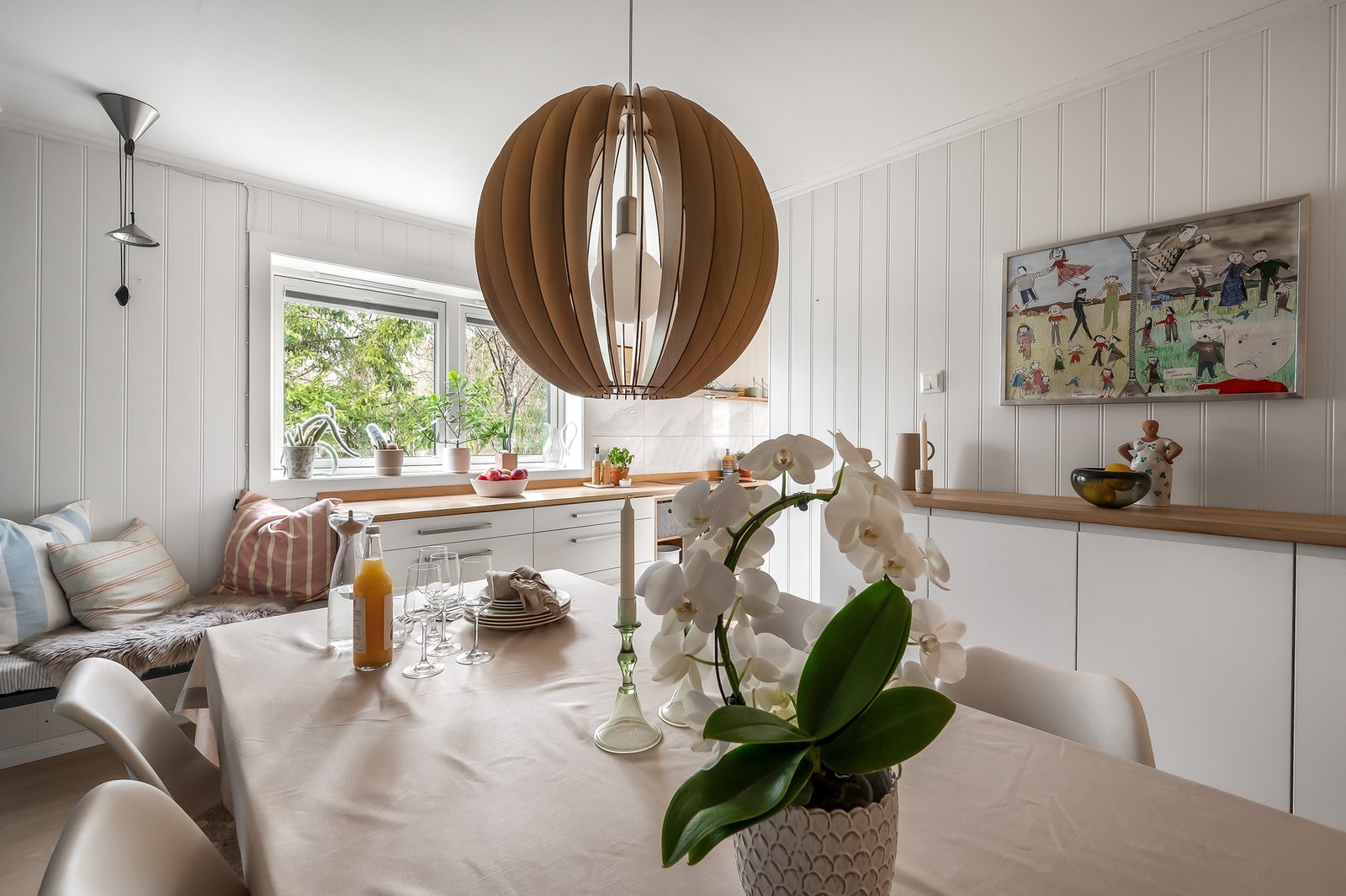 Ved kjøkkenet er det god plass til spisebord og tilhørende møblement. Galleribilde