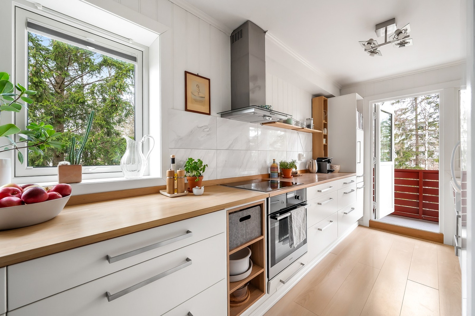 Videre er det plass til frittstående kjøleskap, samt vegghengt ventilator og komfyrvakt. Galleribilde