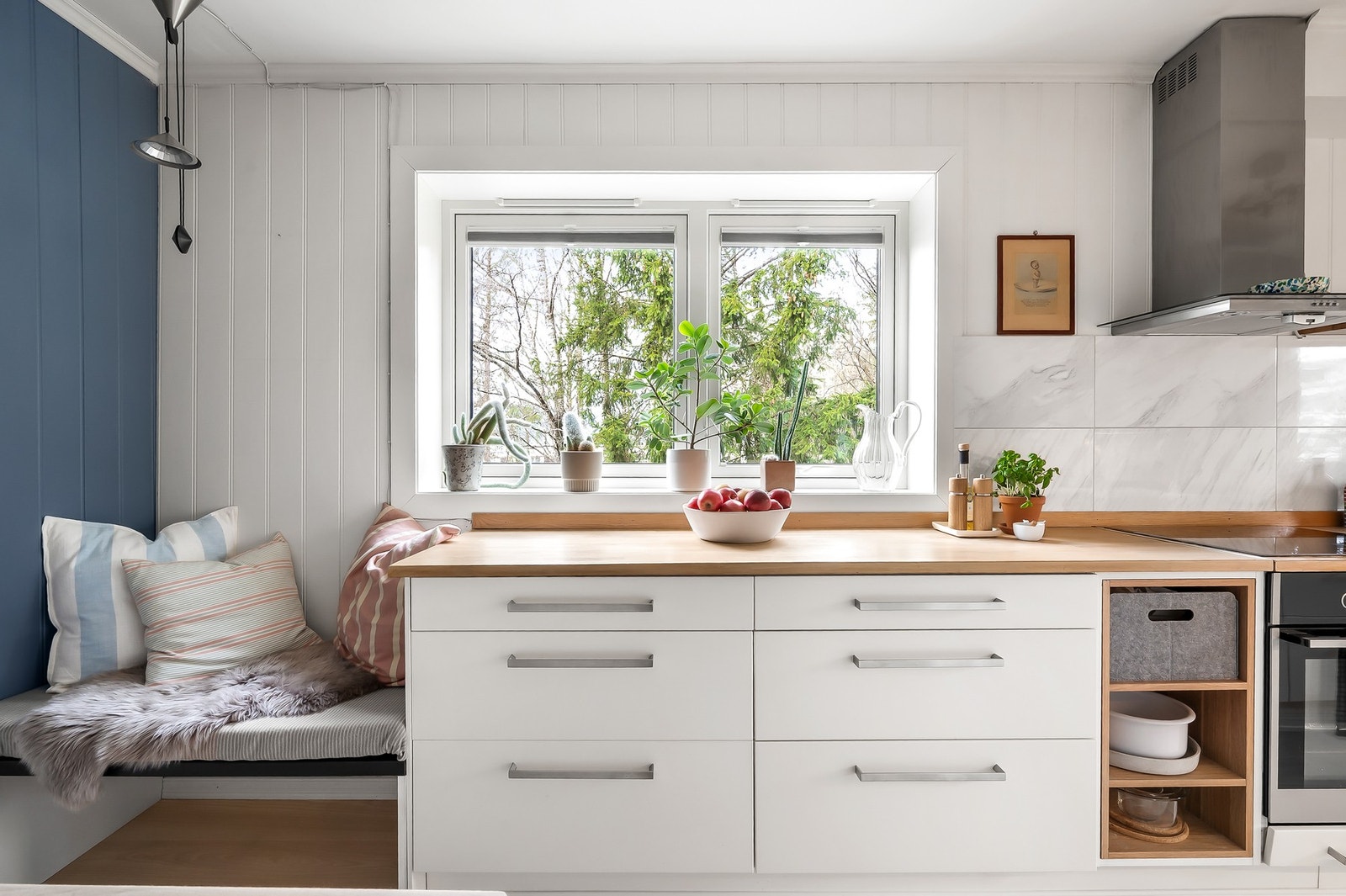 Kjøkkenet har rikelig med naturlig lys og en hyggelig sitteplass. Galleribilde