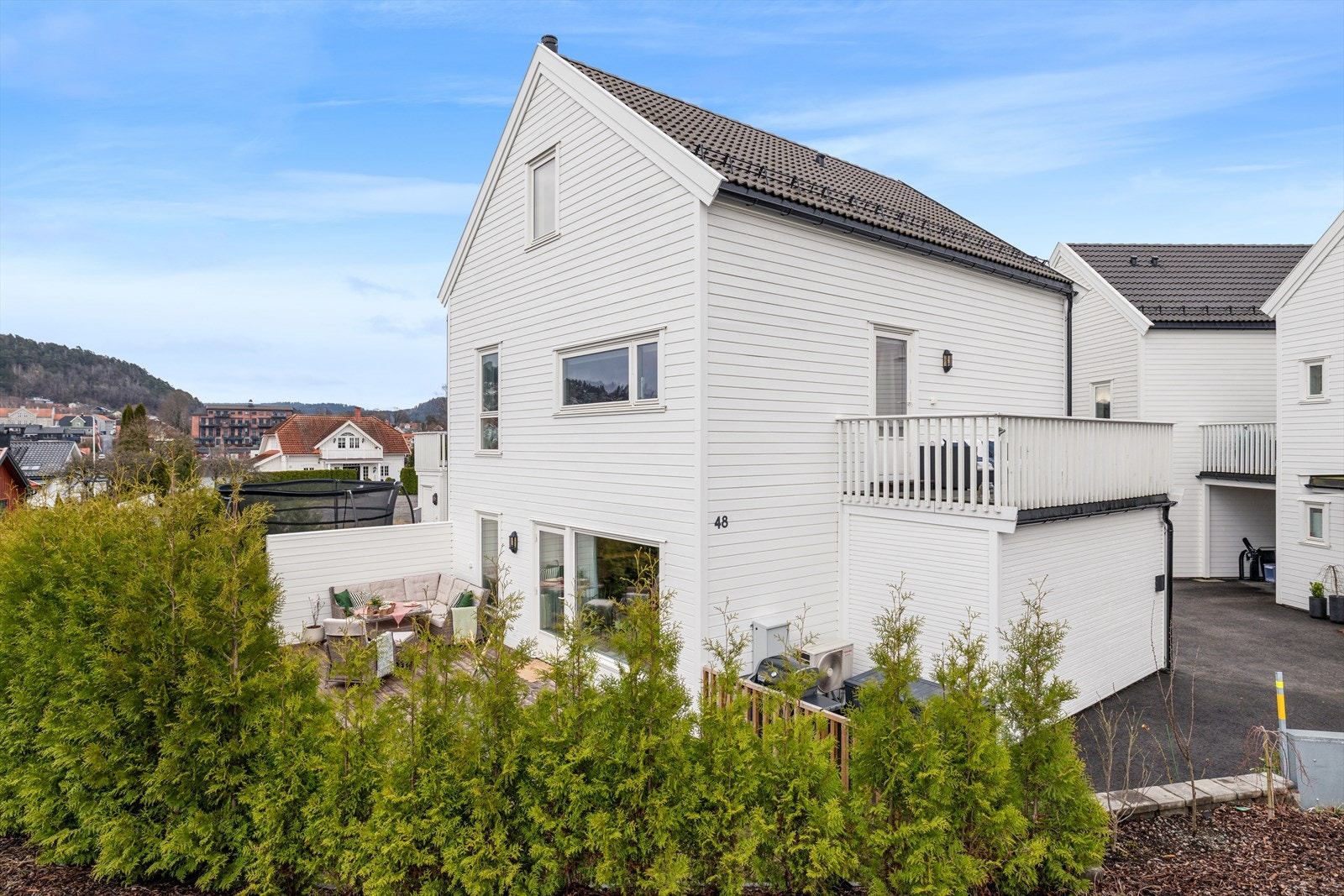 Parkering ved inngangspartiet. Her er det montert elbil lader Galleribilde