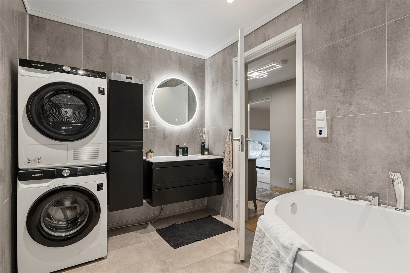 Badet har også plass til vaskemaskin og tørketrommel Galleribilde