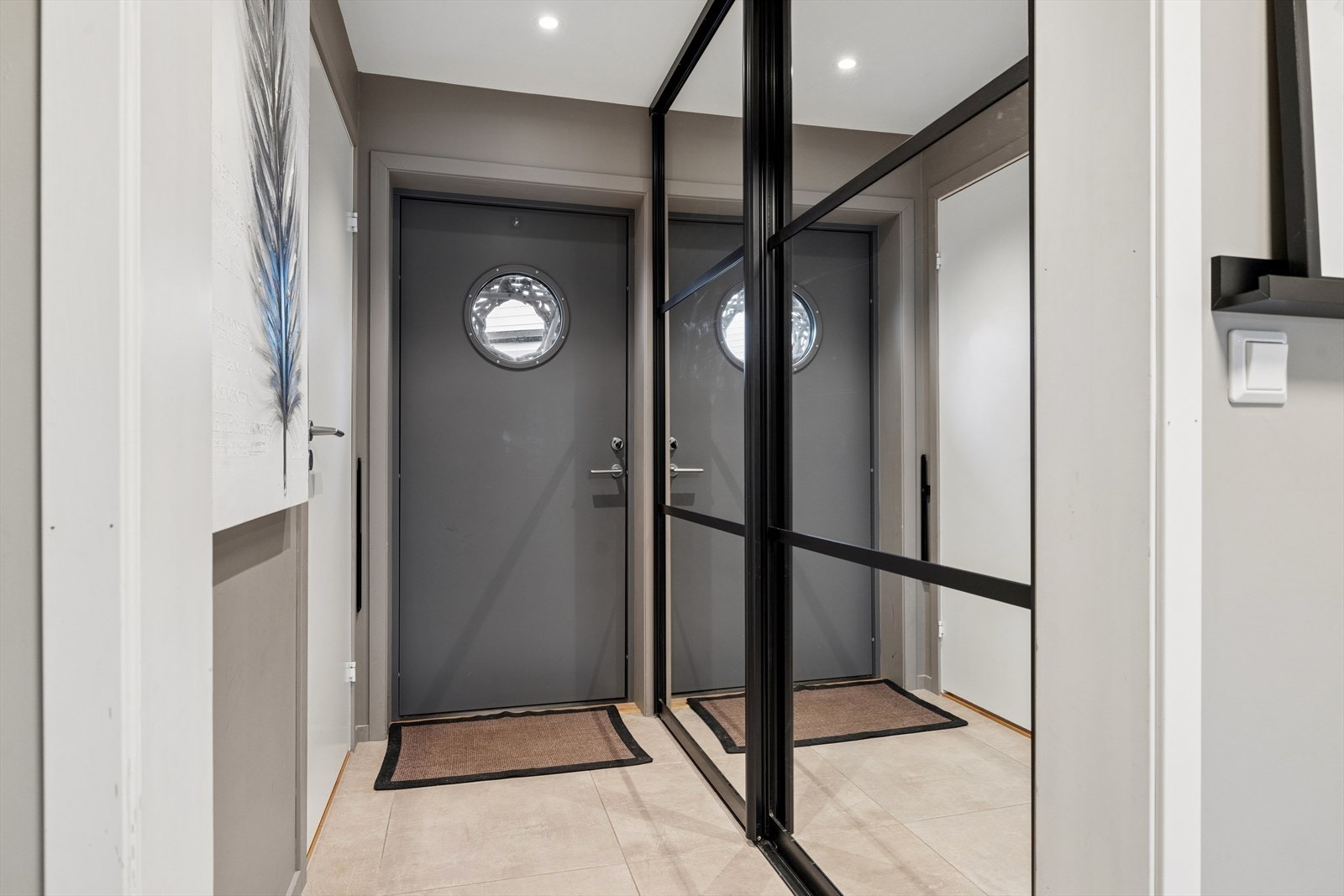 Entrè med praktisk skyvedørsgarderobe Galleribilde