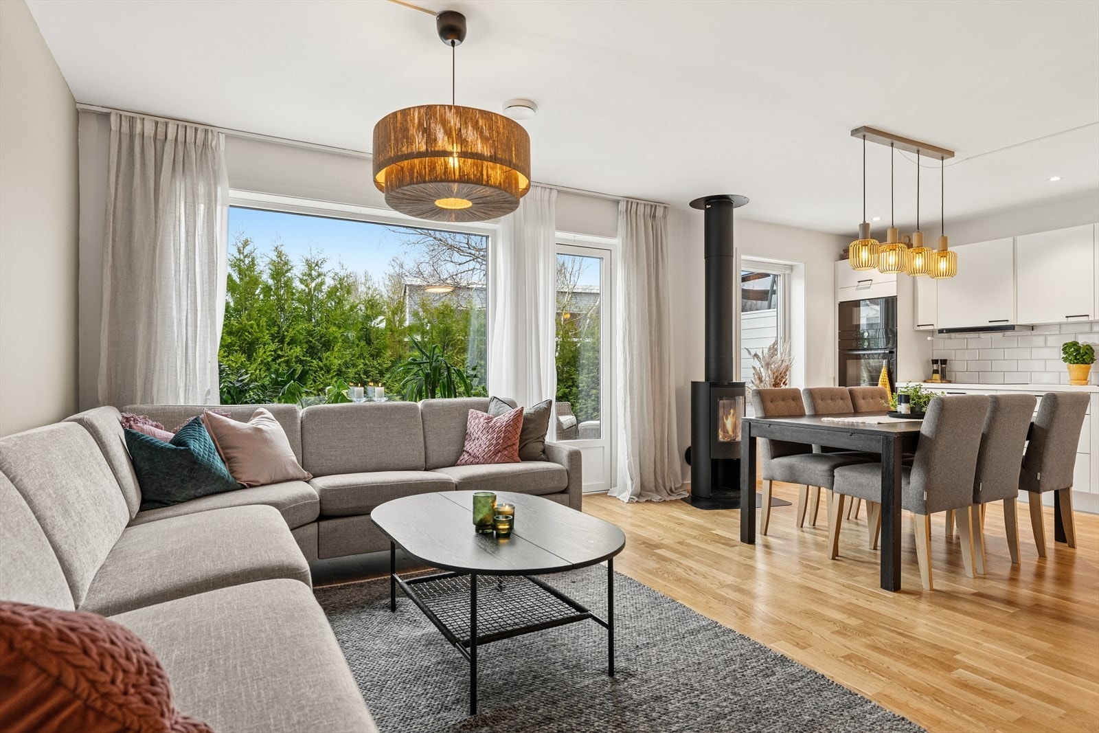 Fra stuen er det utgang til usjenert og solrik terrasse, samt hageflekk Galleribilde