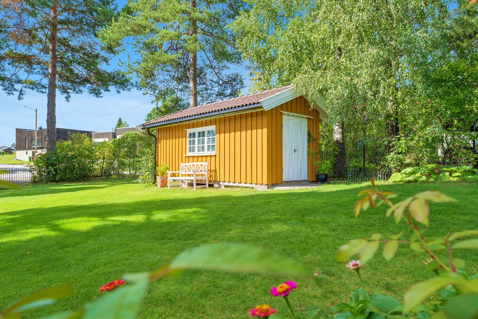 Eiendommen byr på flere uthus, ideelt for praktisk oppbevaring av redskap og utstyr. Galleribilde