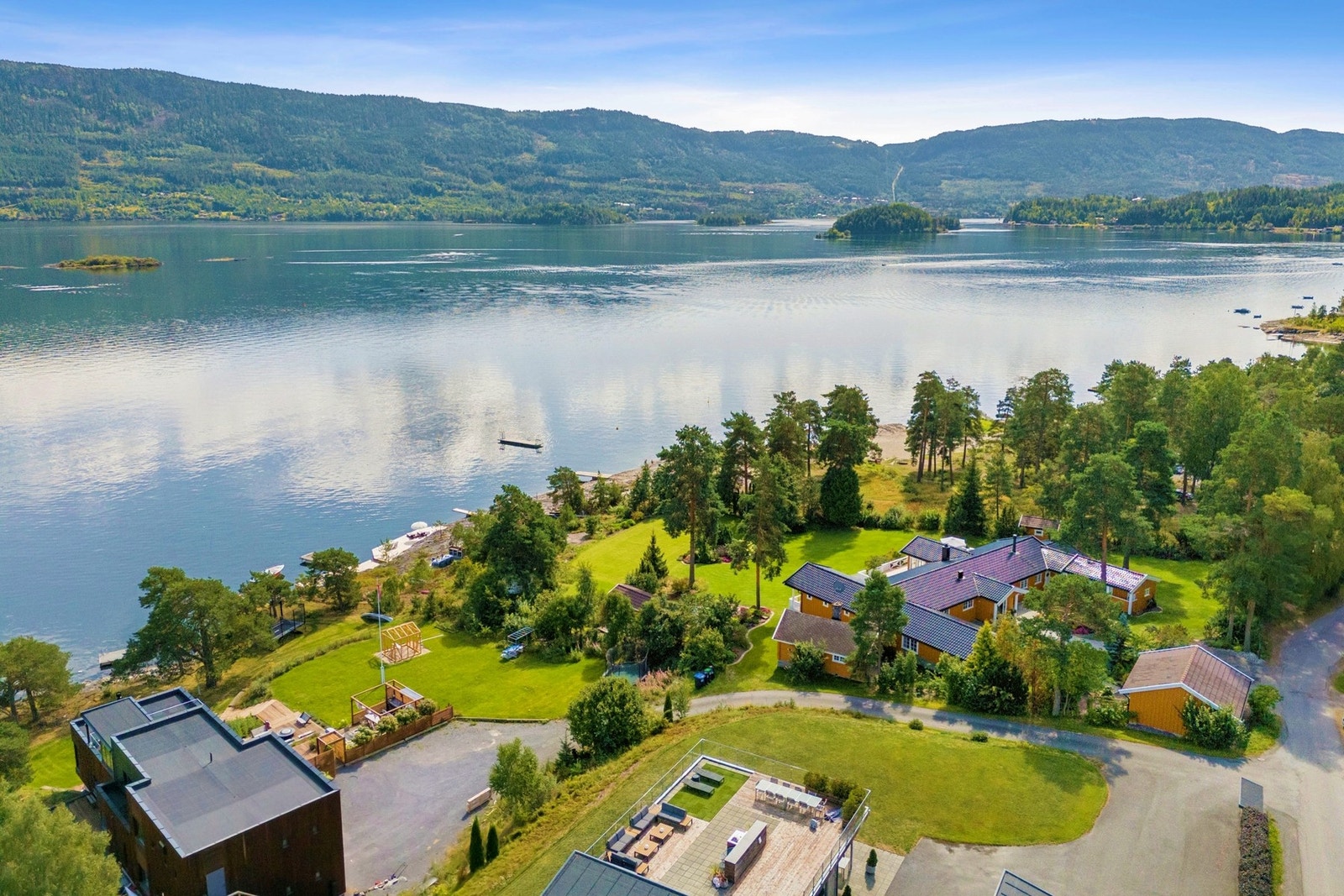 Eiendommen har hele 50 meter strandlinje langs vakre Steinsfjorden. Galleribilde