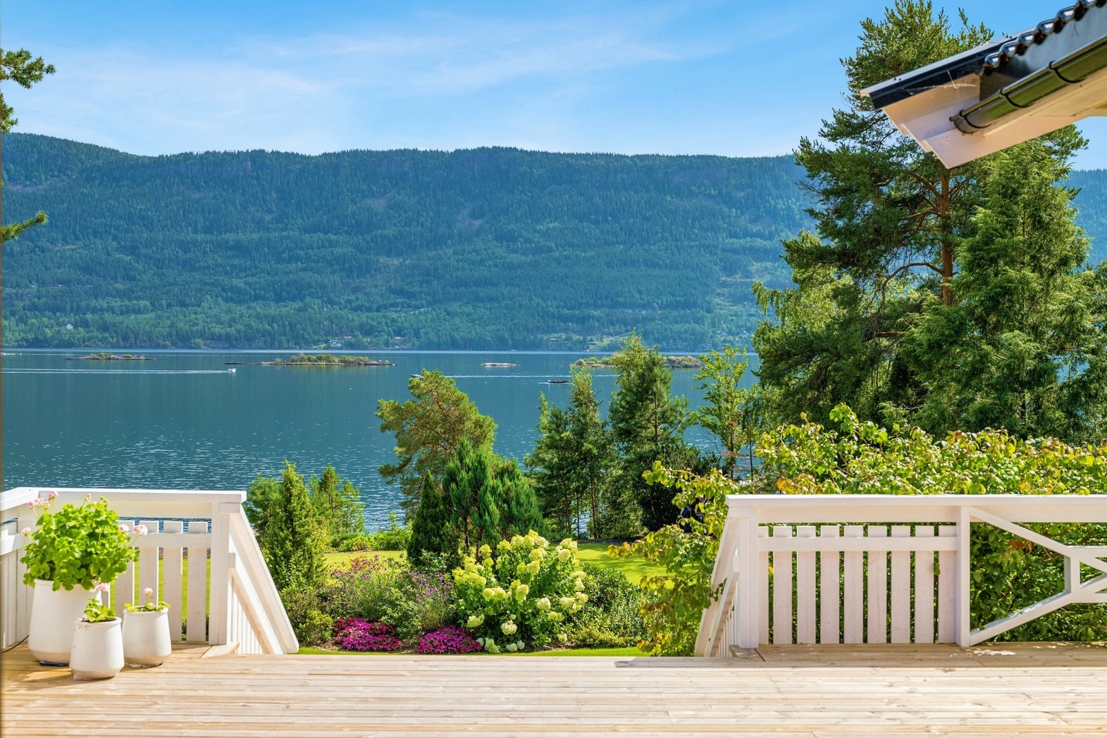 Terrasse med vidstrakt utsikt over fjorden, med gode solforhold gjennom hele dagen. Galleribilde
