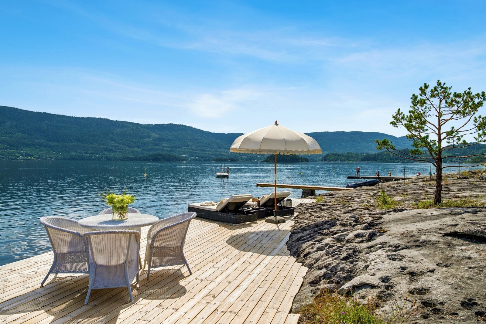 Bryggeanlegget inviterer til både båtliv og avslapning i solen - perfekt for lange, late sommerdager ved vannkanten. Galleribilde