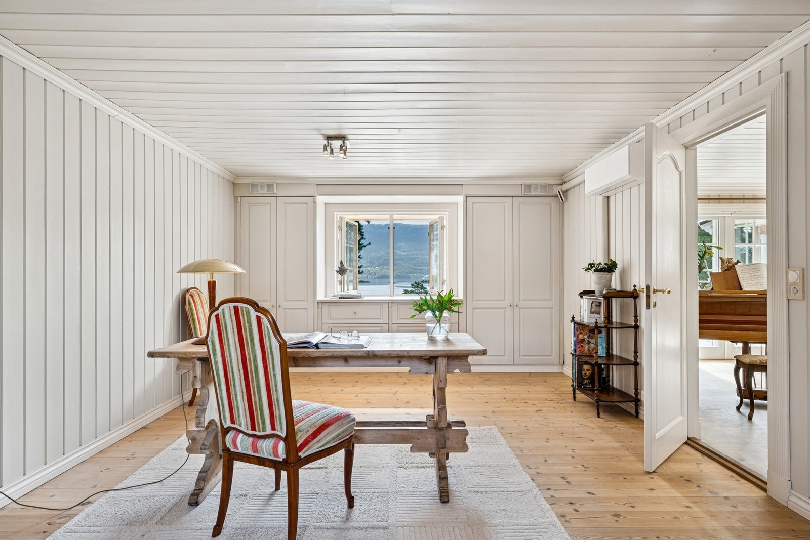 Et romslig rom, i dag brukt som kontor, med gode bruksmuligheter. Galleribilde