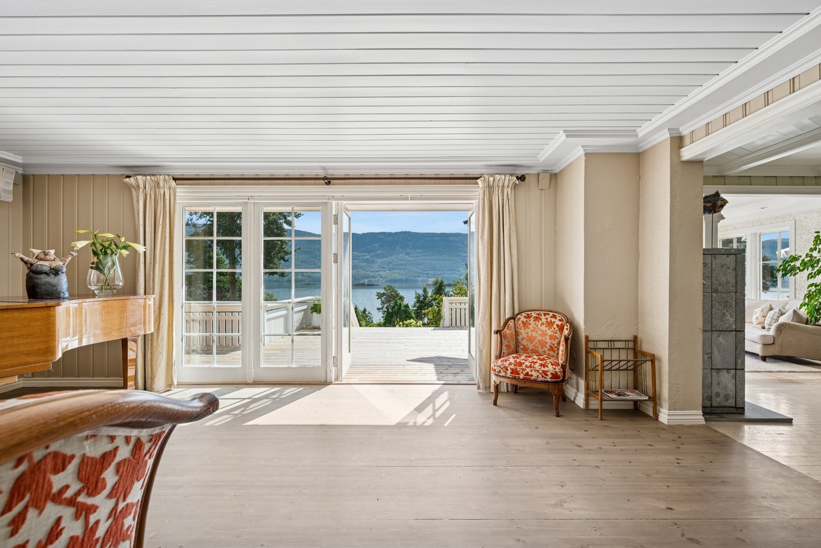 Et lyst rom med god plass til sofagruppe og øvrig møblement. Galleribilde