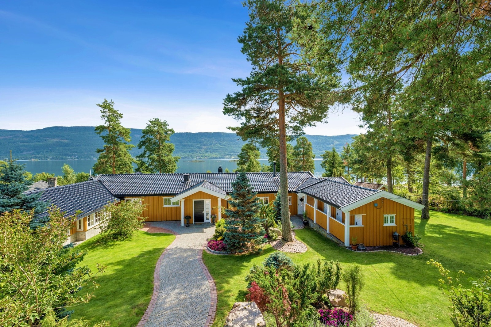 En innholdsrik og funksjonell bolig med en gjennomført planløsning på ett plan. Galleribilde