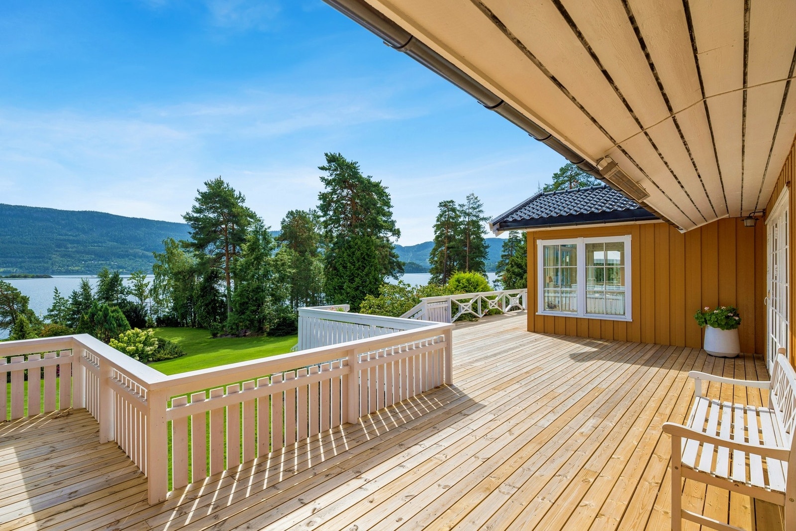 En generøs terrasse på 133 kvm som gir en helhetlig overgang mellom inne- og uterom. Galleribilde