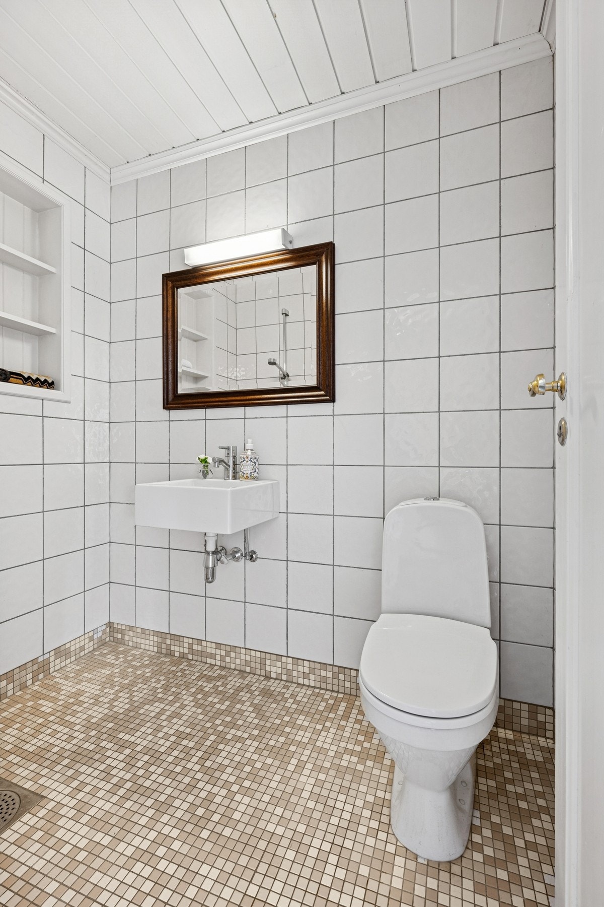 Gjestetoalett med dusj. Galleribilde