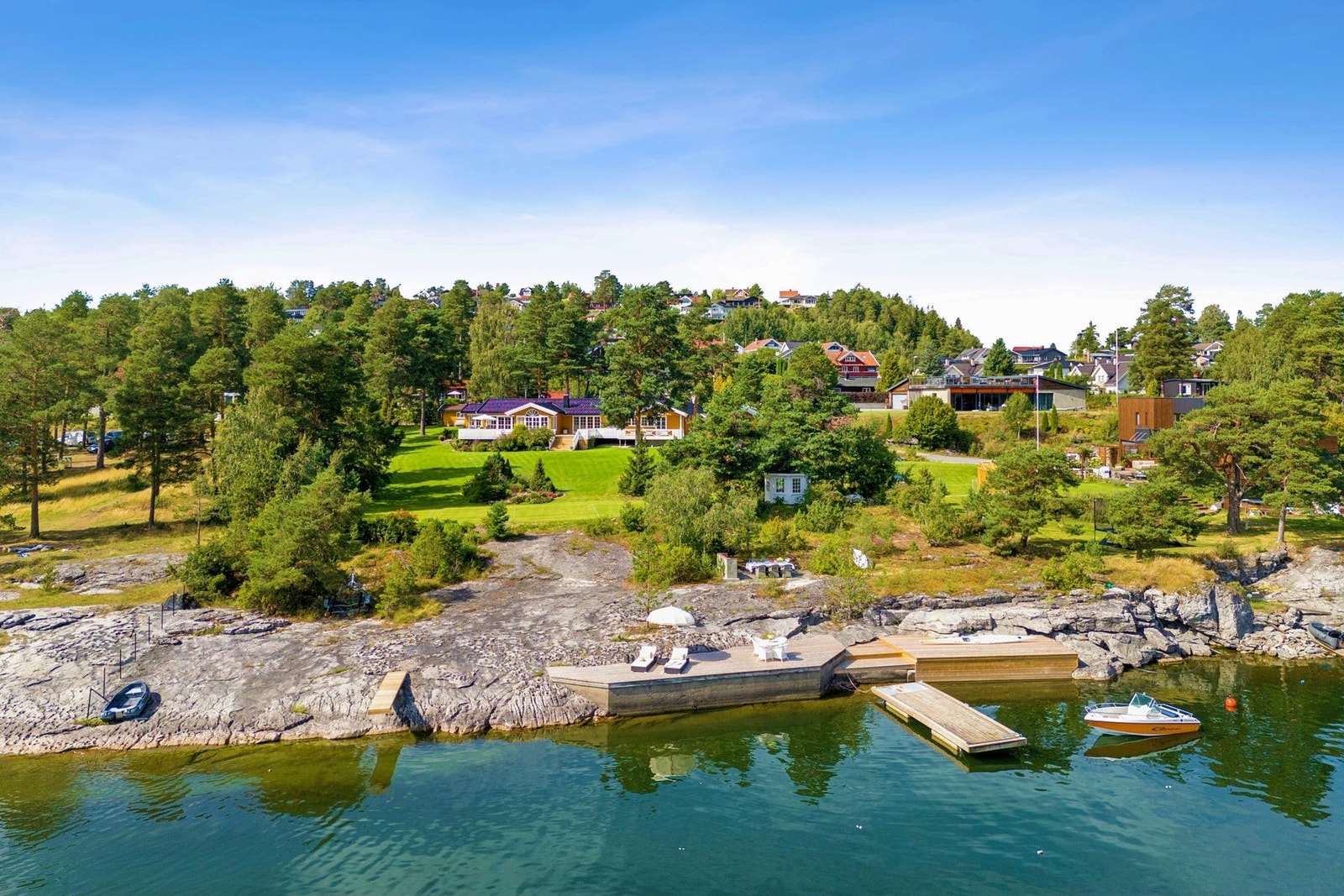 Velkommen til Strandveien 13 - en unik eiendom ved vannet, presentert av Marius Østberg v/ Tinholt Eiendomsmegling! Galleribilde