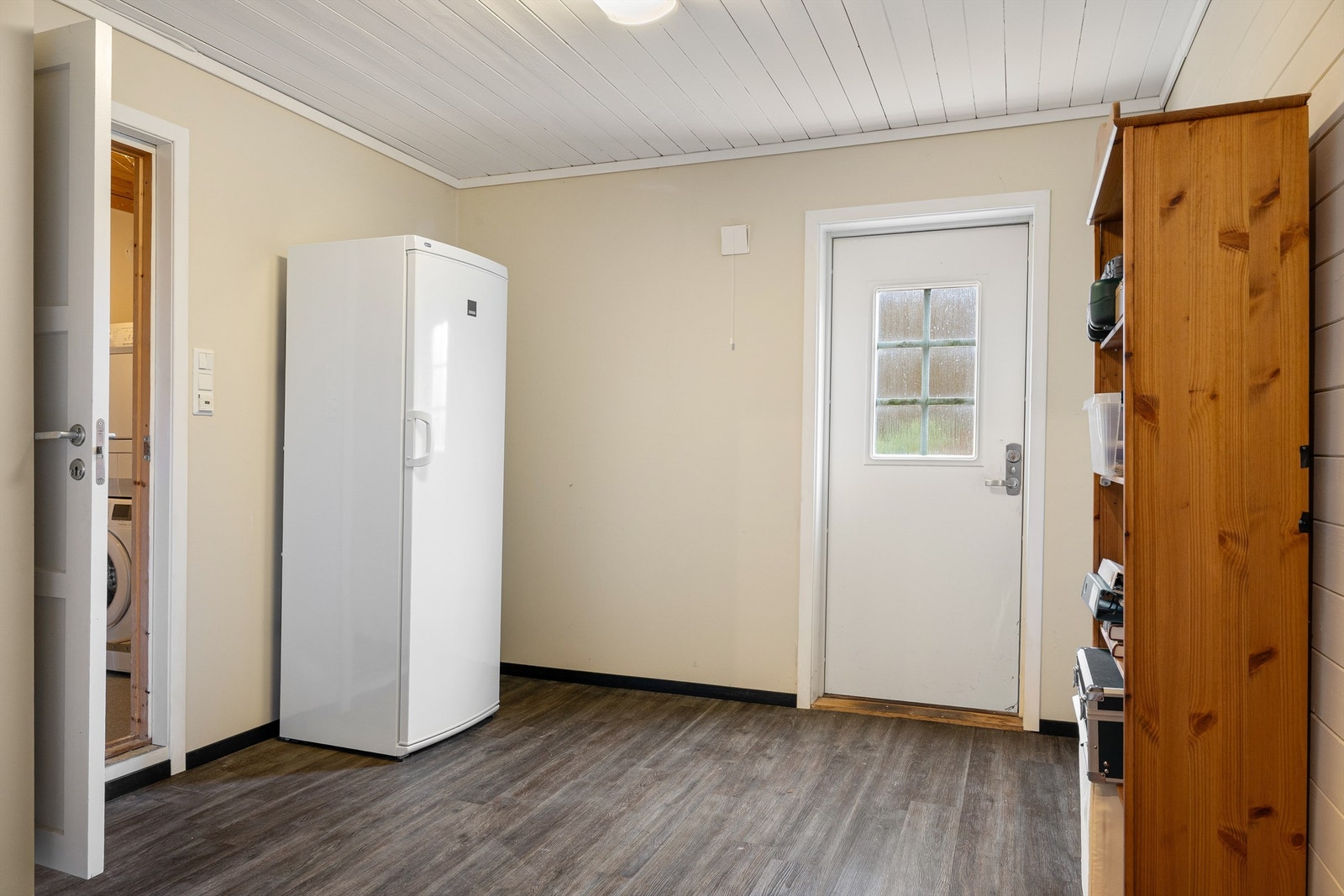 Bod som kan brukes til lagring, garderobe, hobbyrom eller annet etter ønske og behov. Det er dør rett ut til utearealet, slik det er en enkel og praktisk mulighet som biinngang, med vaskerommet vegg i vegg. Galleribilde