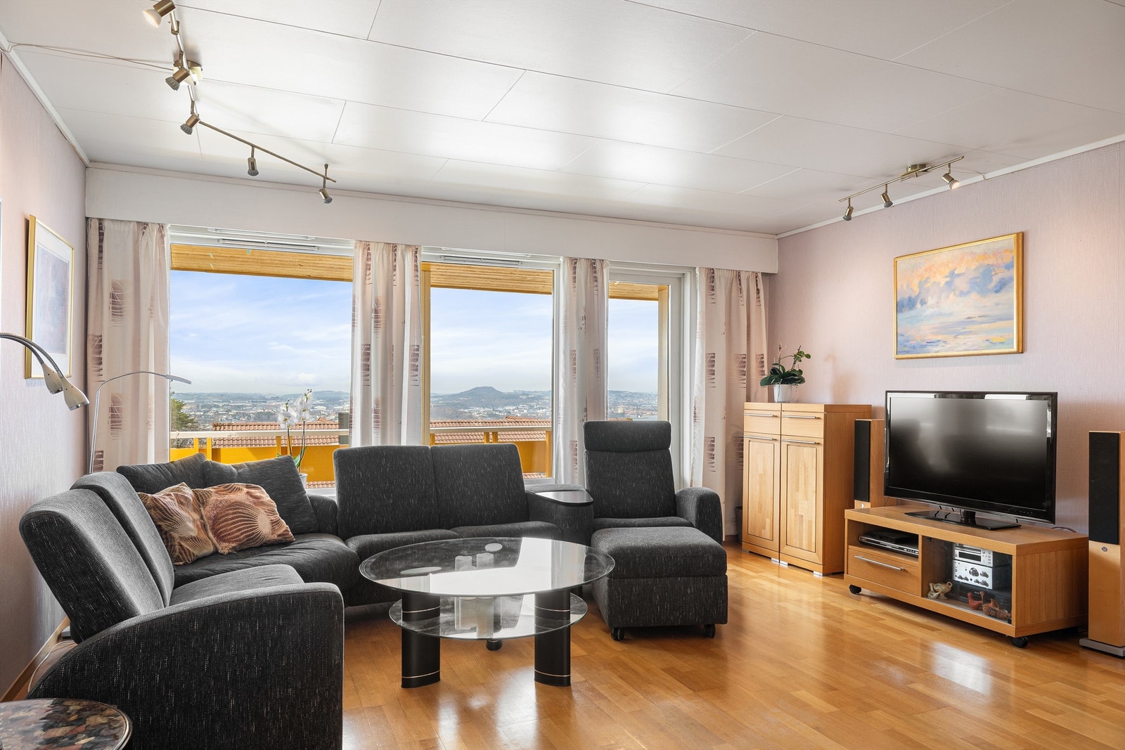 Oppe i 2 etasje har du hoved stuen, som har direkte utgang til balkong og som har en kjempeflott utsikt. Stuen har også god plass til både sittegruppe og spisemøbler. Galleribilde