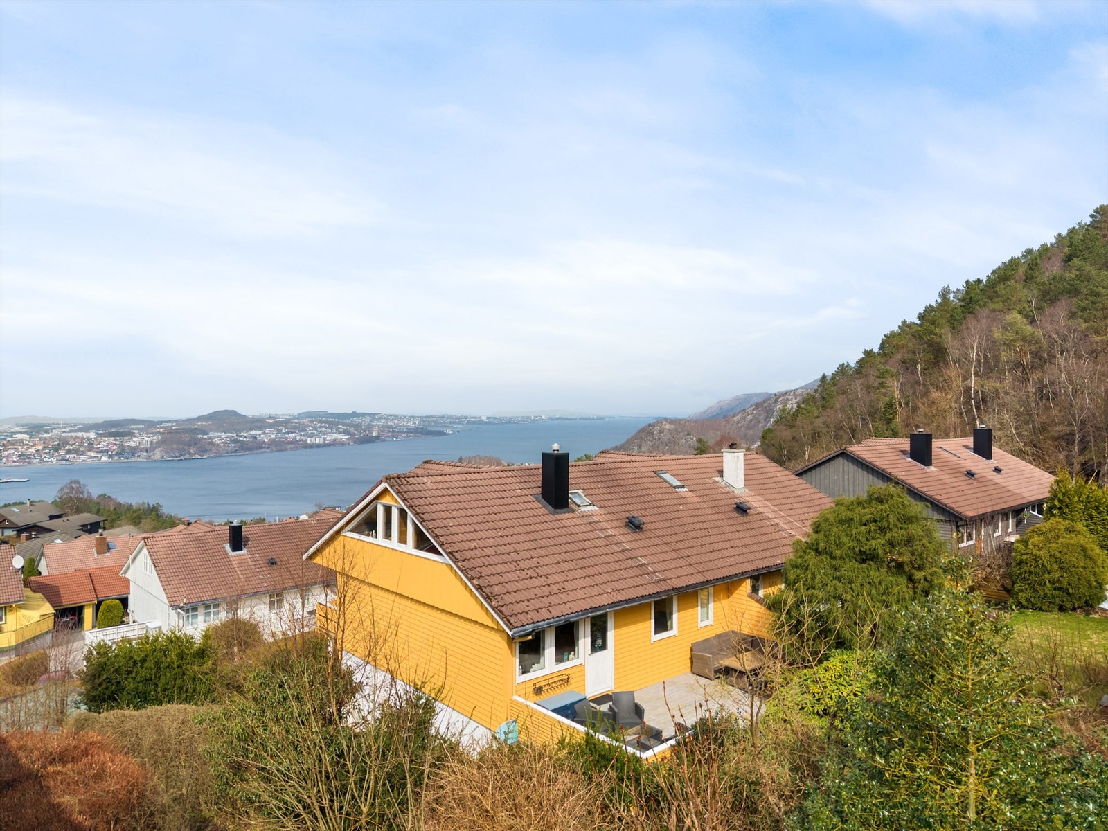 Boligen grenser til flotte grøntareal og har en nydelig utsikt utover Gandsfjorden.
Foto: Kristine Tofte Galleribilde