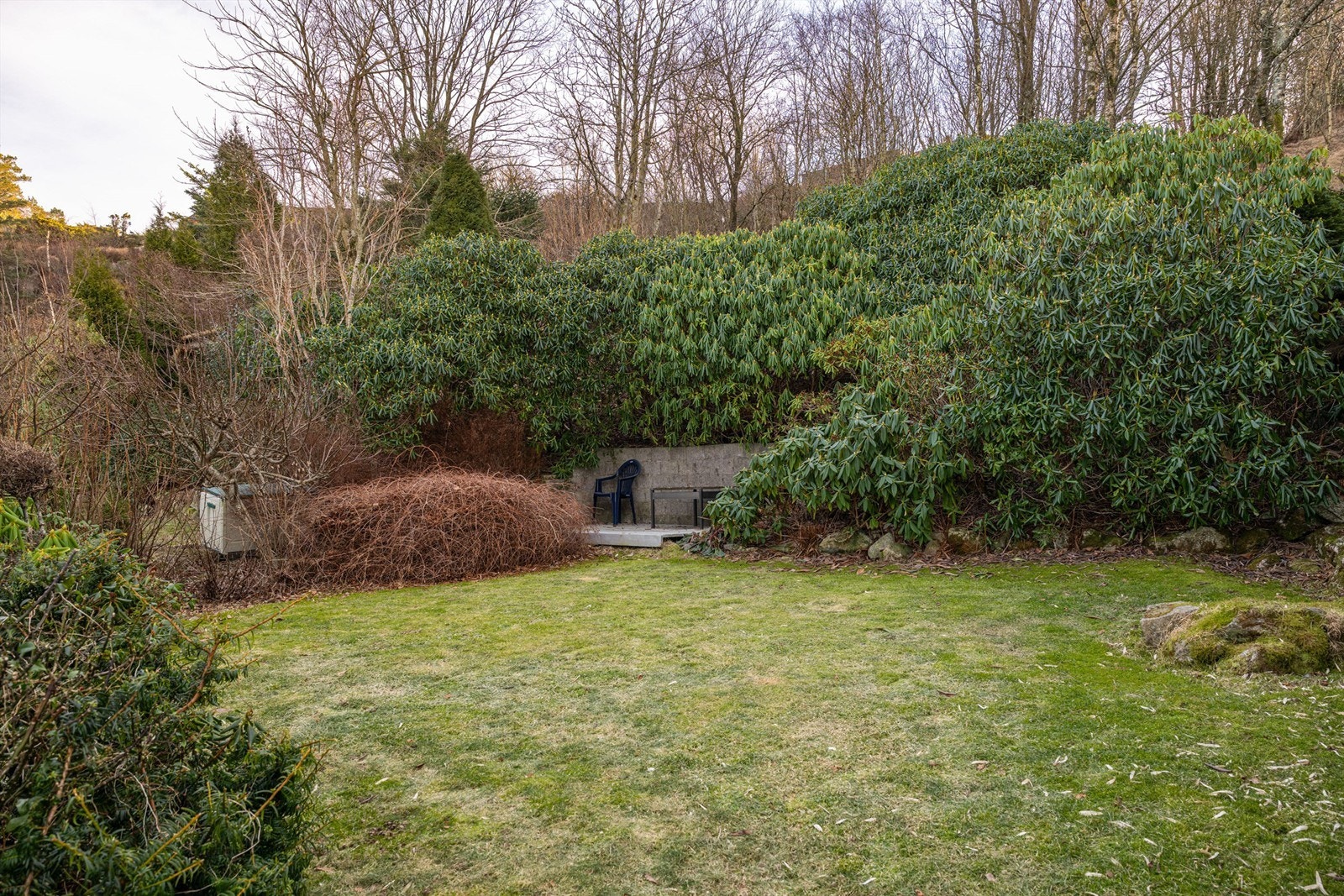 Hagen er godt beplantet, med store rododendron busker som virkelig er et flott skue når de blomstrer i forskjellige farger/tider. Galleribilde