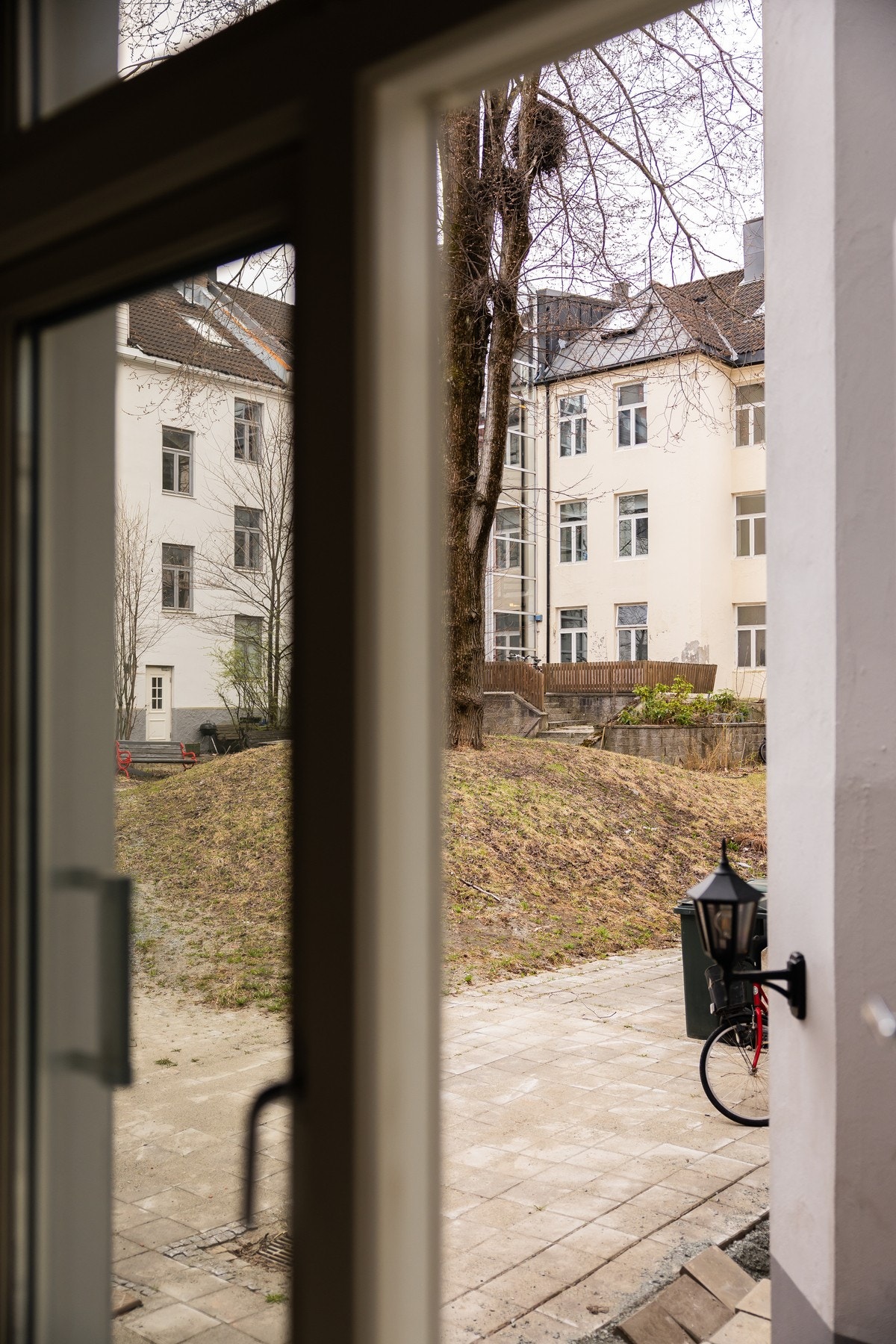 Fra kjøkkenvinduet har du oversikt over en rolig og koselig bakgård, som har godt med sol på sommerstid. Galleribilde