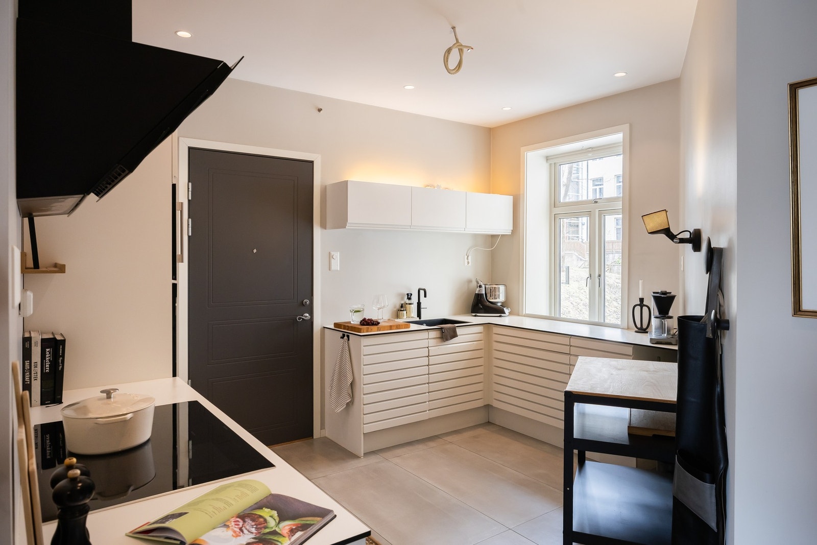 Tidløst og stilsikkert kjøkken med innredning fra JKE Design, med funksjonell utforming. Galleribilde