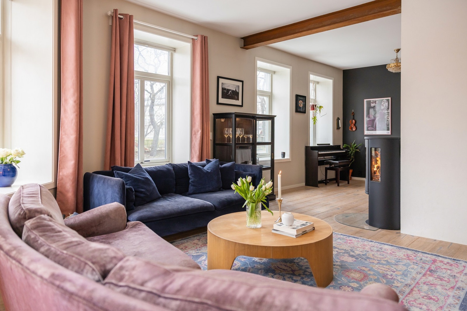 Solid uttrykk med 1-stavs parkett med gulvvarme, slette overflater og stilfull belysning. Galleribilde