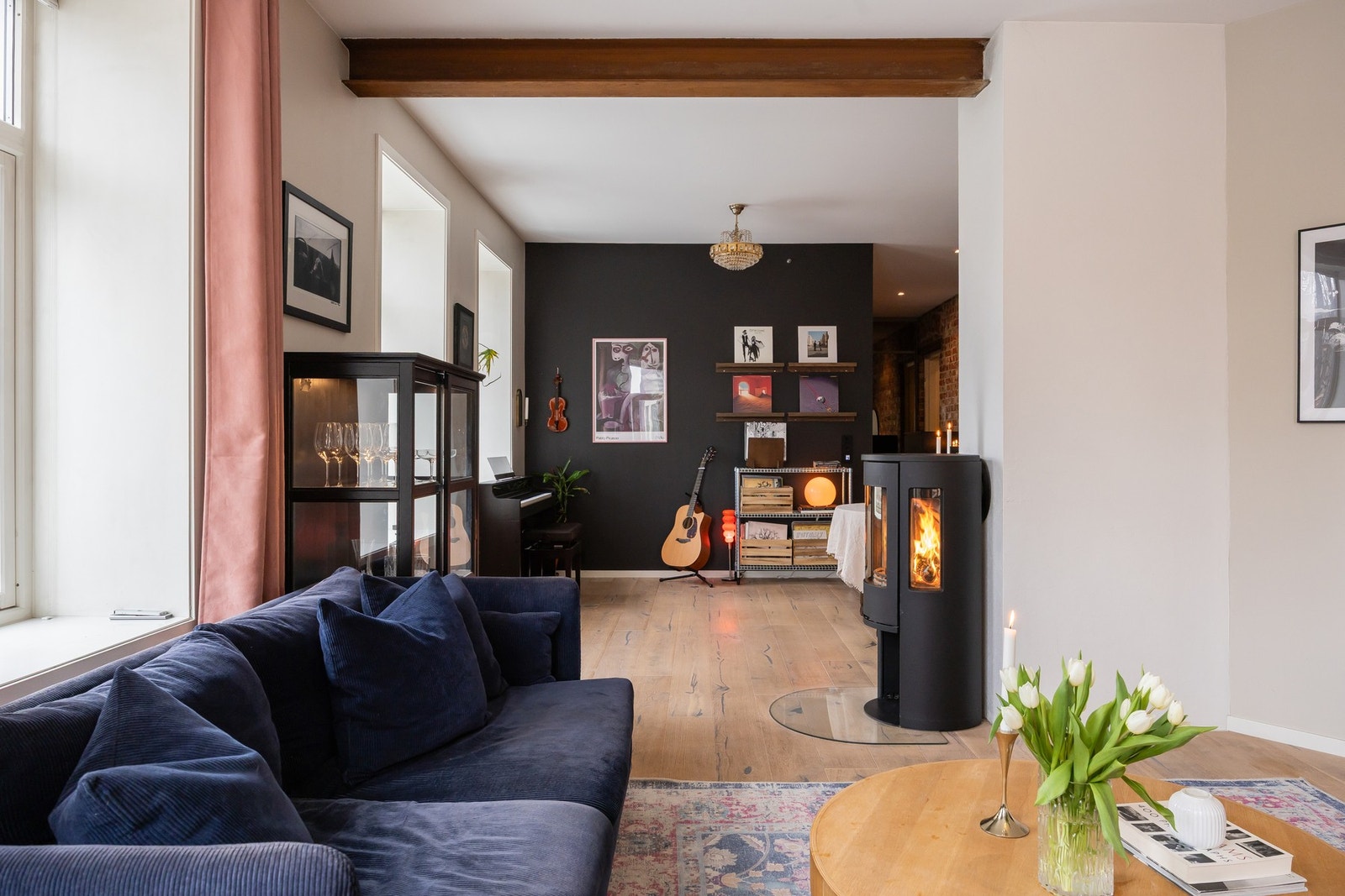 Robust uttrykk med rustfarget ståldrager, synlig teglstein og flislagt gulv i entre, kjøkken og bad, kombineres med moderne interiørvalg, downlights og glatte overflater. Galleribilde