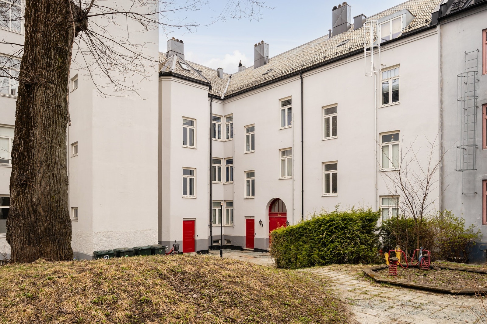 Rolig og behagelig bakgård, som på sommerstid fremstår med flott opparbeidet grøntareal, og flere sitteplasser. Galleribilde