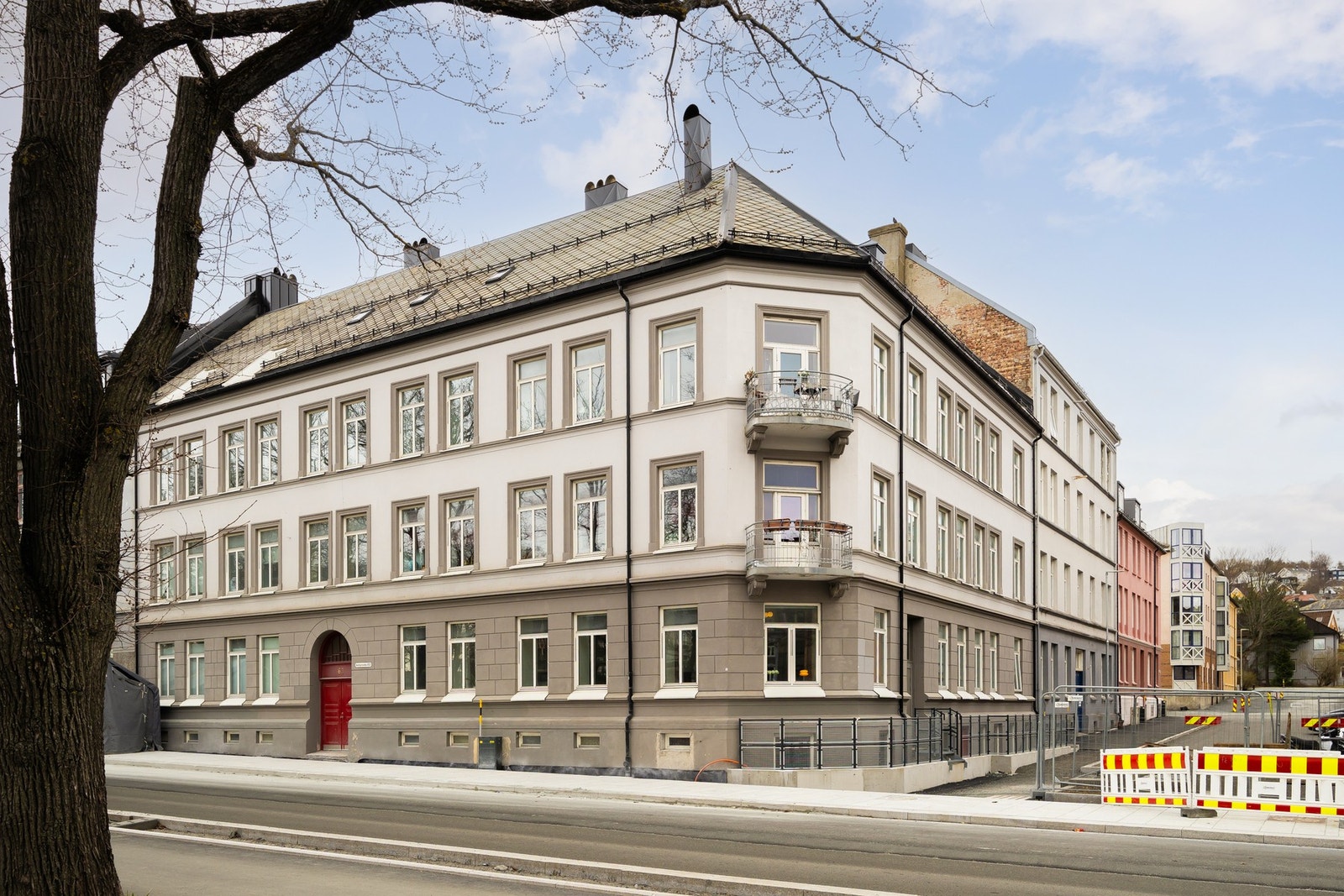 Klassisk og stilfull bygård, med nærhet til det urbane byliv, og flotte bygårdsparker. Galleribilde