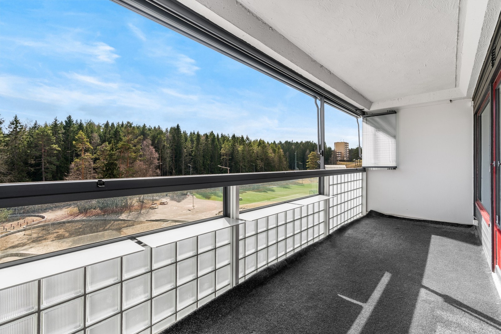 Fra stuen er det utgang til innglasset balkong, som fungerer som en forlengelse av oppholdsrommet Galleribilde