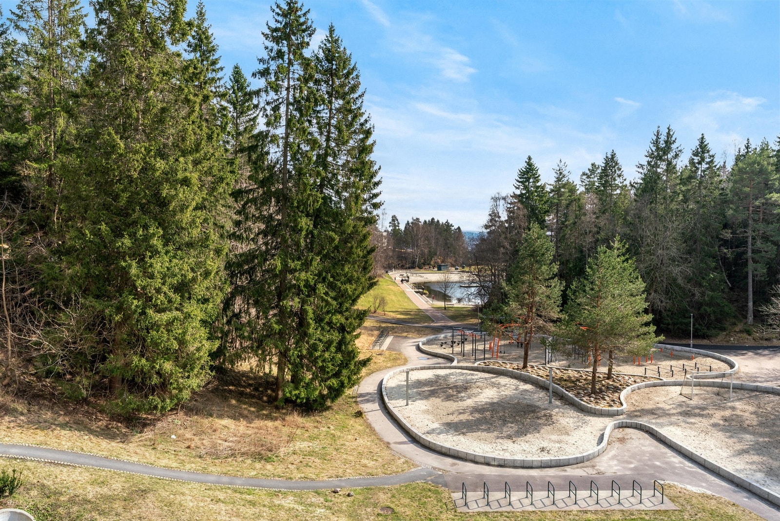 Fra balkongen er det utsyn mot Svarttjern badeplass - perfekt for et forfriskende morgenbad Galleribilde