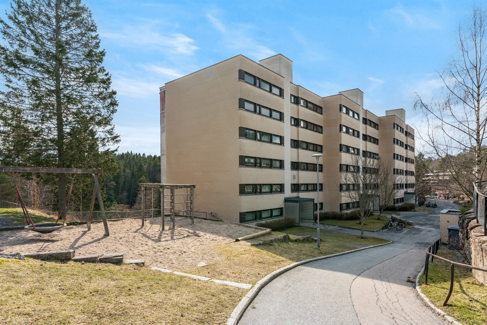 Leiligheten ligger attraktiv og tilbaketrukket i et trivelig og rolig boligområde på Romsås Galleribilde