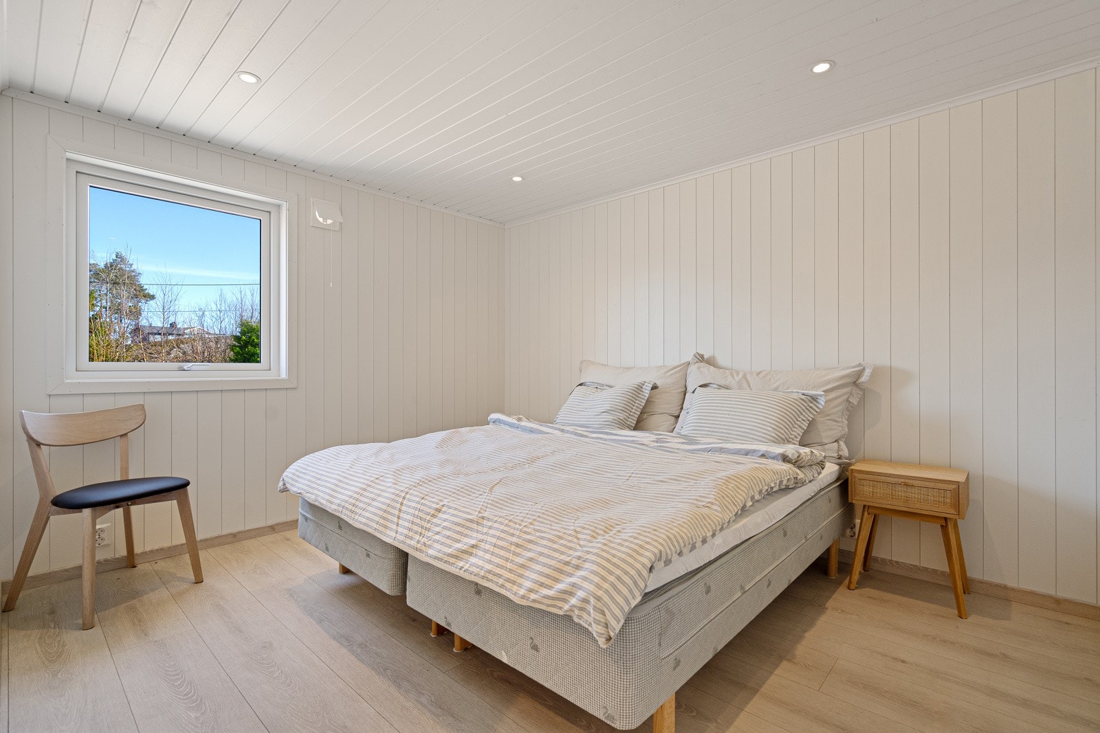 Lyst og flott soverom med fin plass til dobbelseng m.m. (soverom nr 3) Galleribilde
