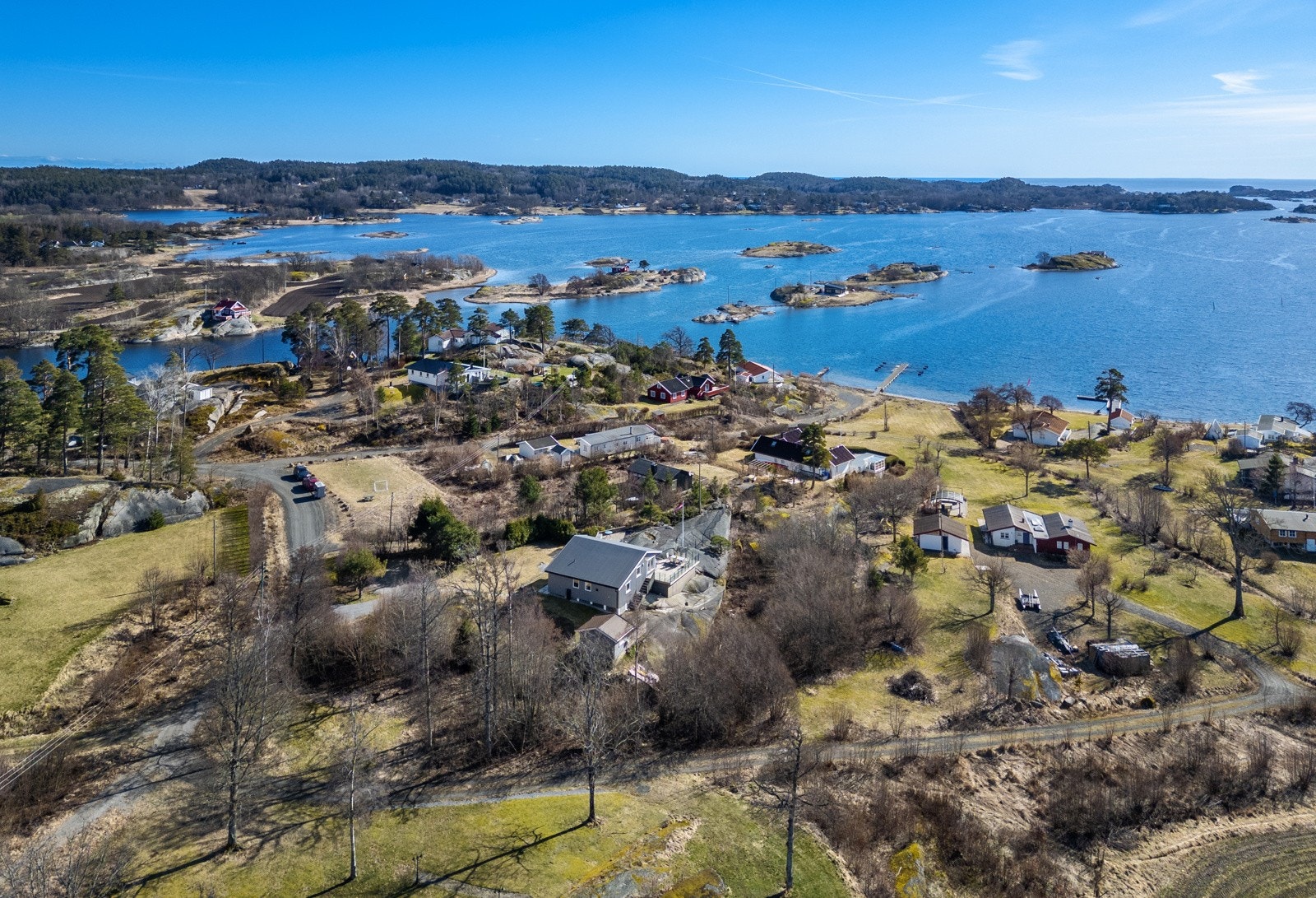 Virkelig et sommerparadis med spredt fritidsbebyggelse (avstengt med bom) Galleribilde