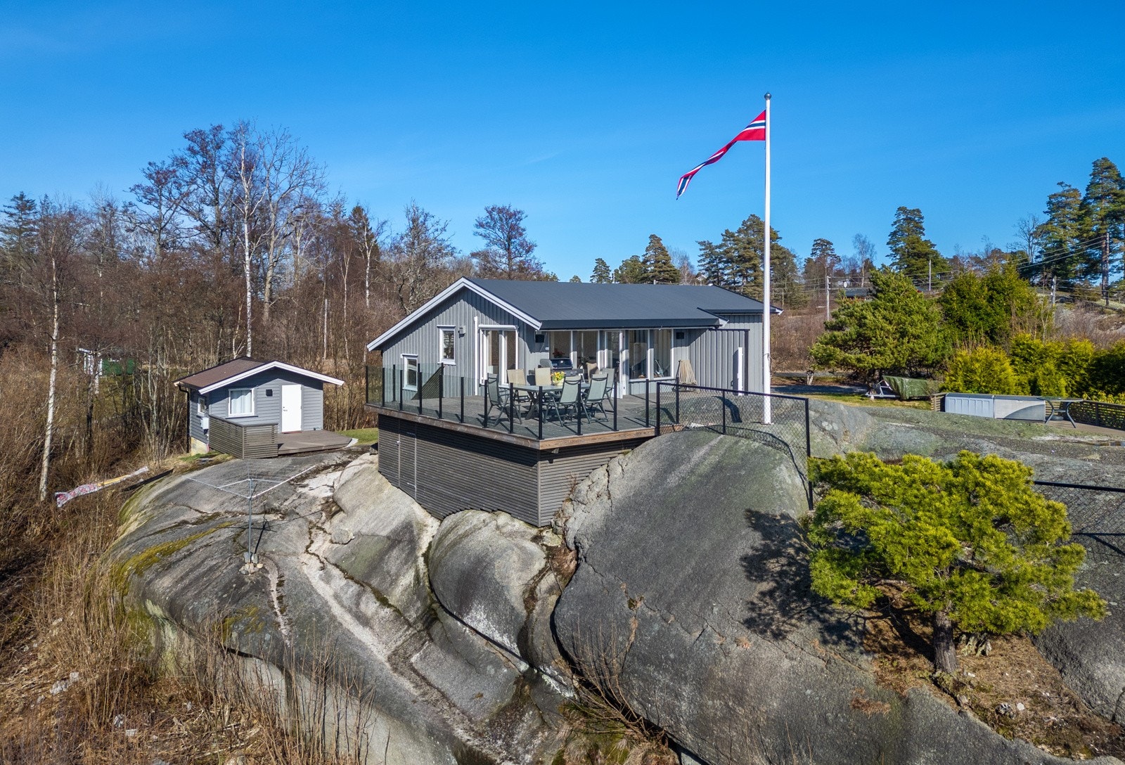 Fint beliggende på toppen av et svaberg ligger denne hytta - må oppleves! Galleribilde