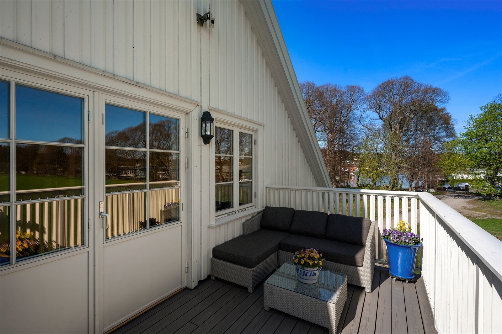 Terrasse med utgang fra stua Galleribilde