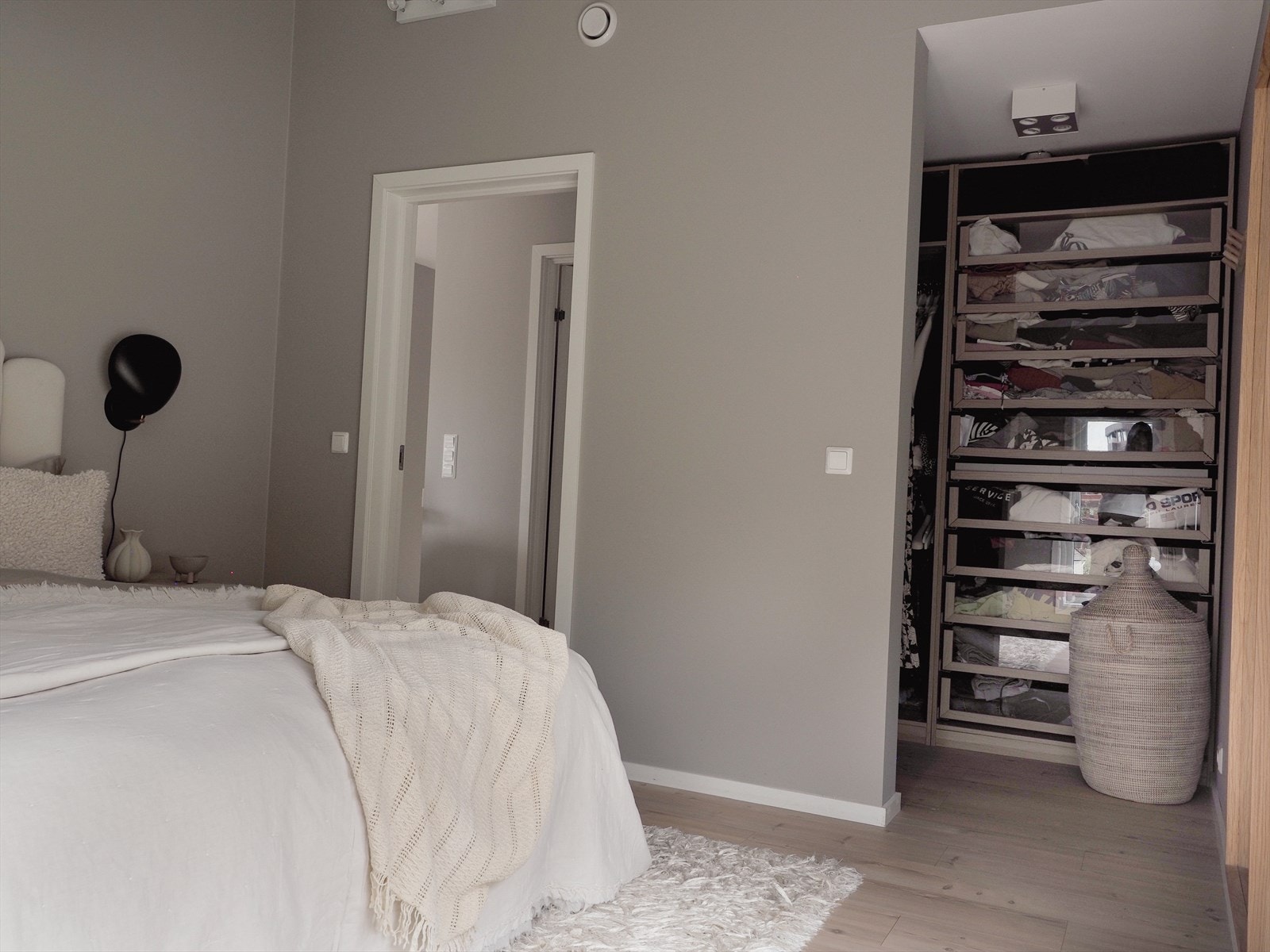 Hovedsoverommet har eget omkledningsrom. Galleribilde