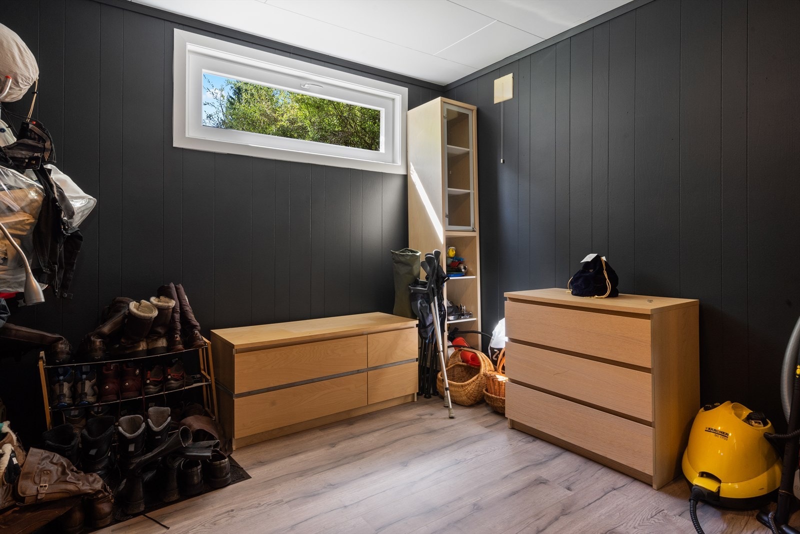 Garderobe eller bod, med mange muligheter for oppbevaring. Galleribilde