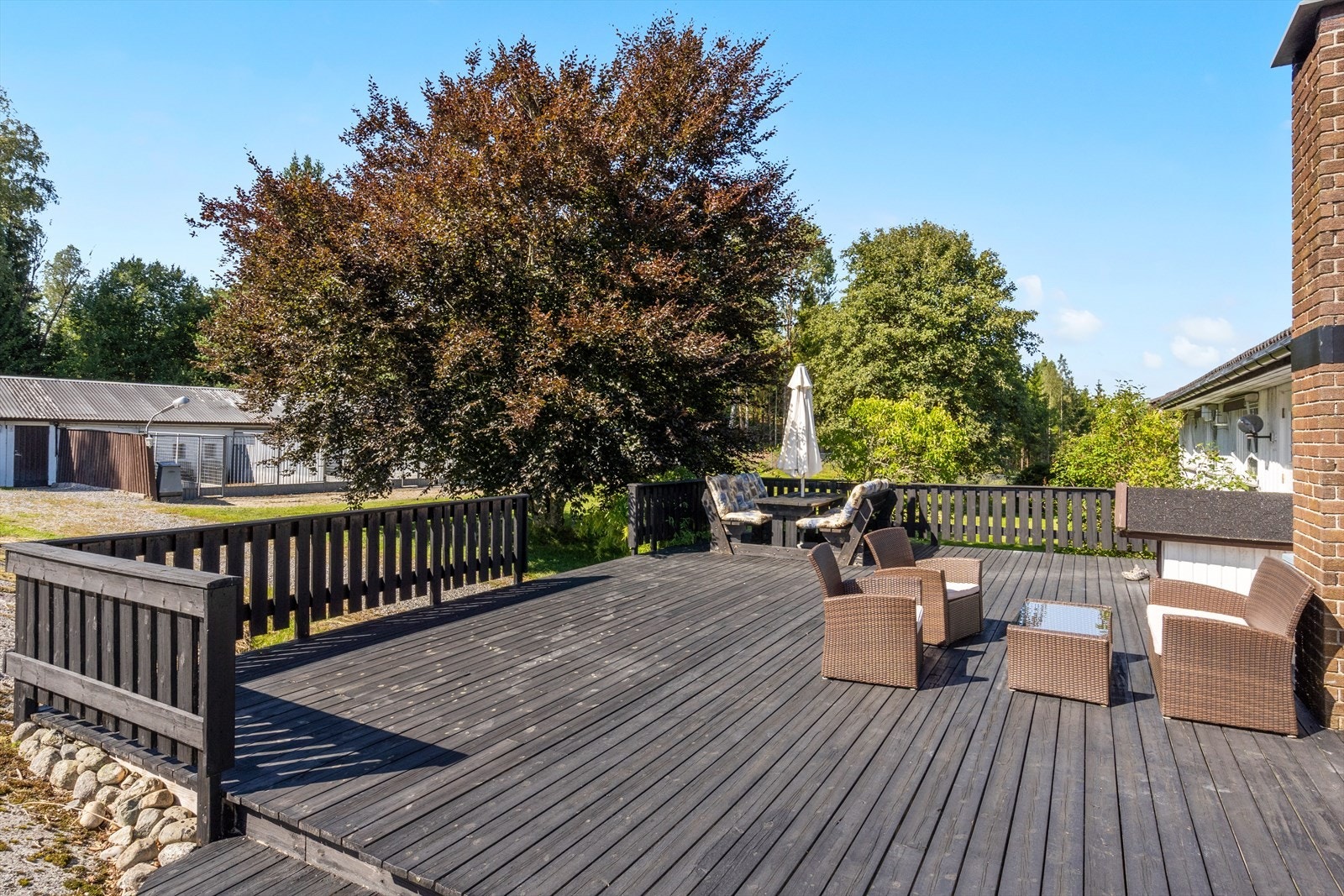 Treterrassen går over to plan og gir et skjermet og privat uterom. Galleribilde