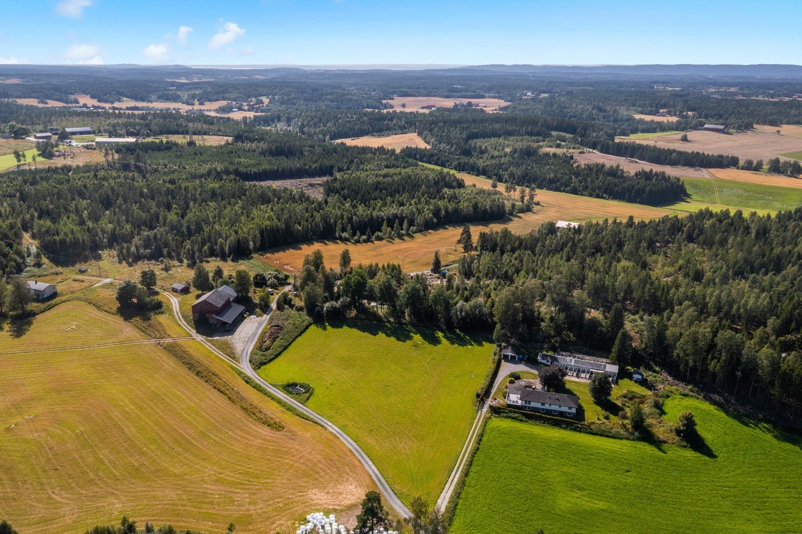 Herfra er det kort kjøretur til blant annet Kråkstad togstasjon og dagligvarebutikker som Kiwi. Galleribilde