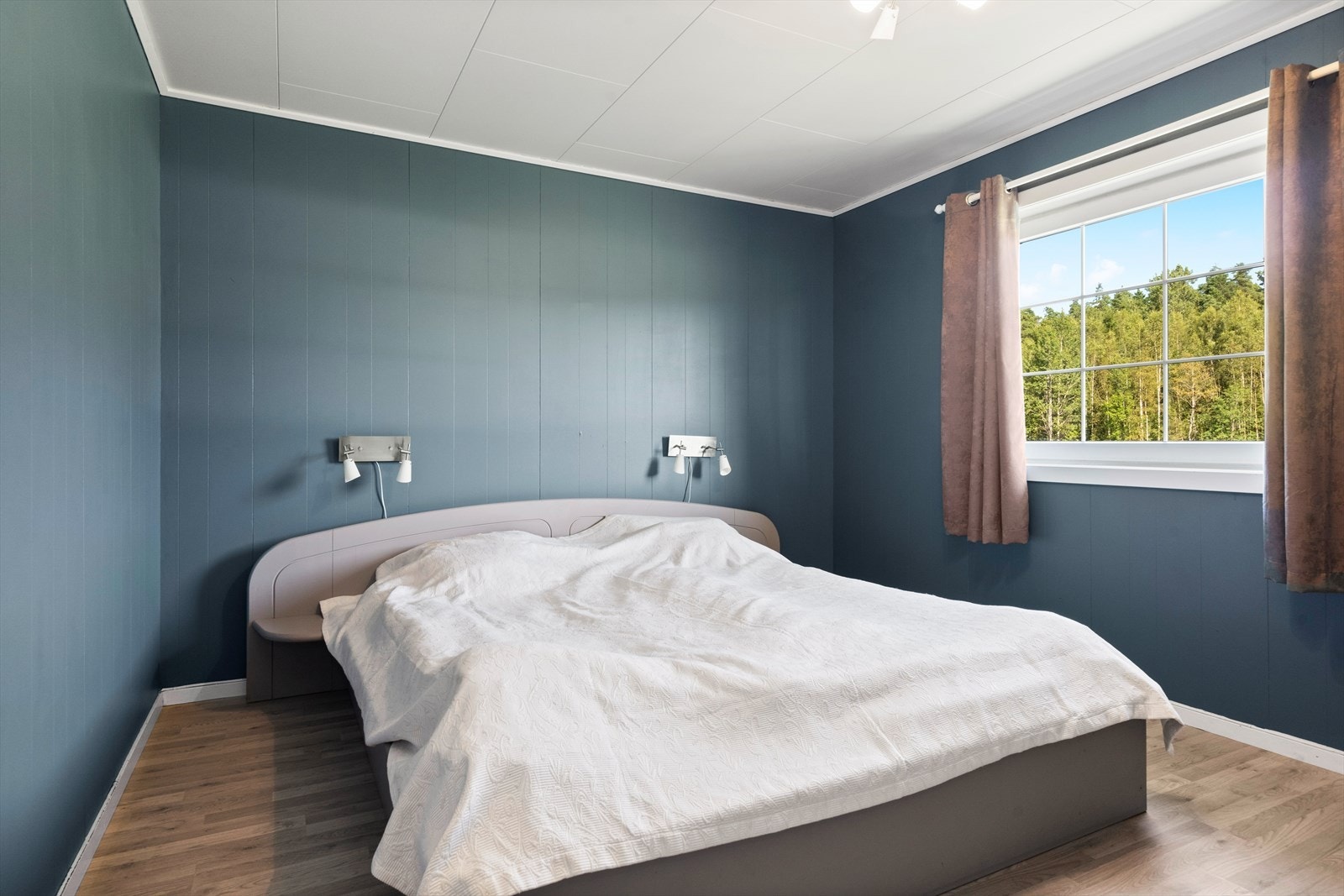Fire soverom i 1. etasje som alle framstår lyse med fine vindusflater og mye gulvplass. Galleribilde
