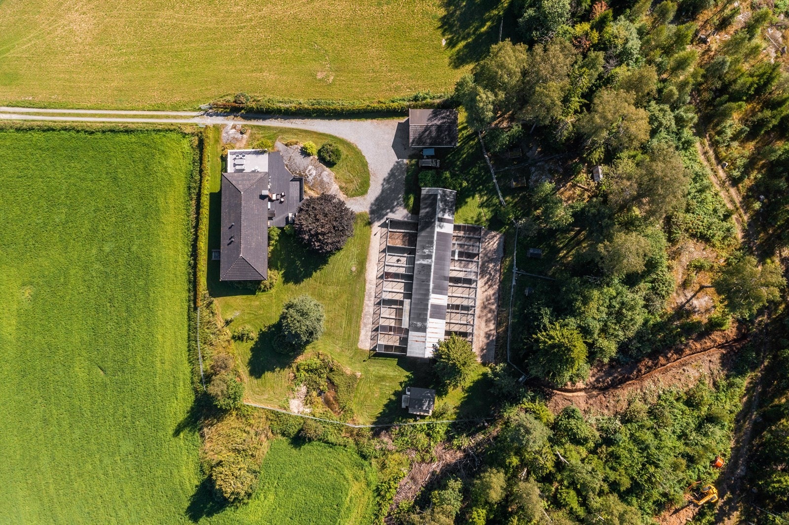 Eiendommen ligger i landlige og fredelige omgivelser i Nordre Follo kommune. Galleribilde