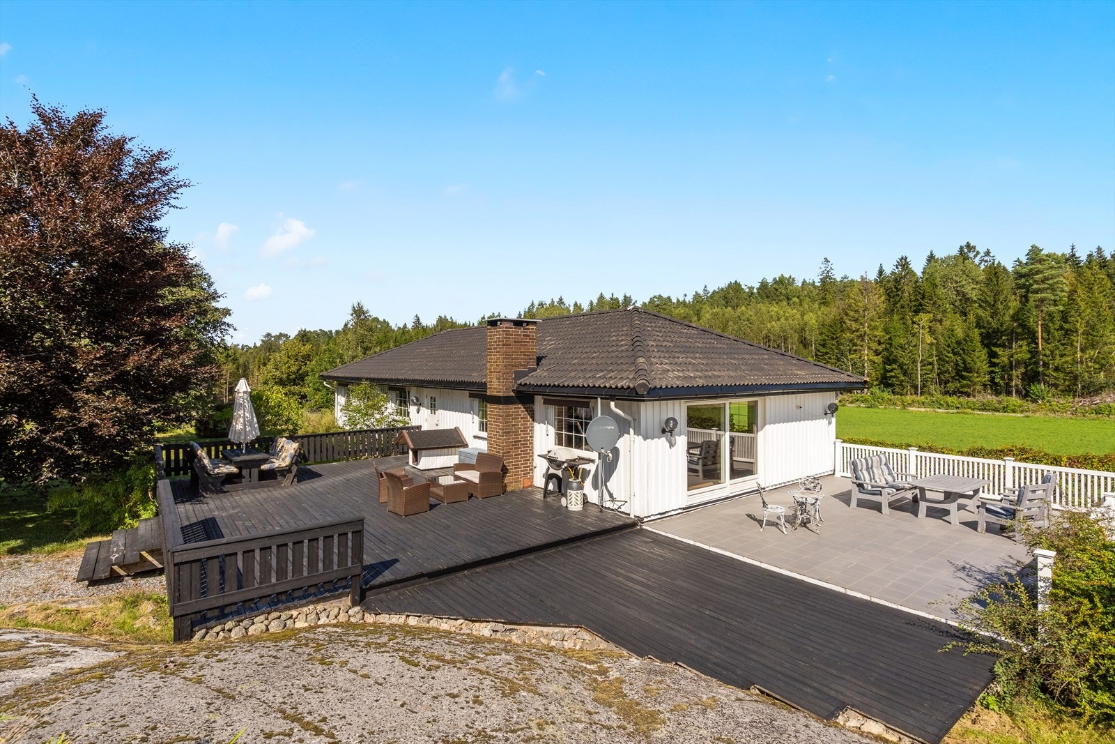 Eiendommen har uteplasser på til sammen 116 m². Galleribilde