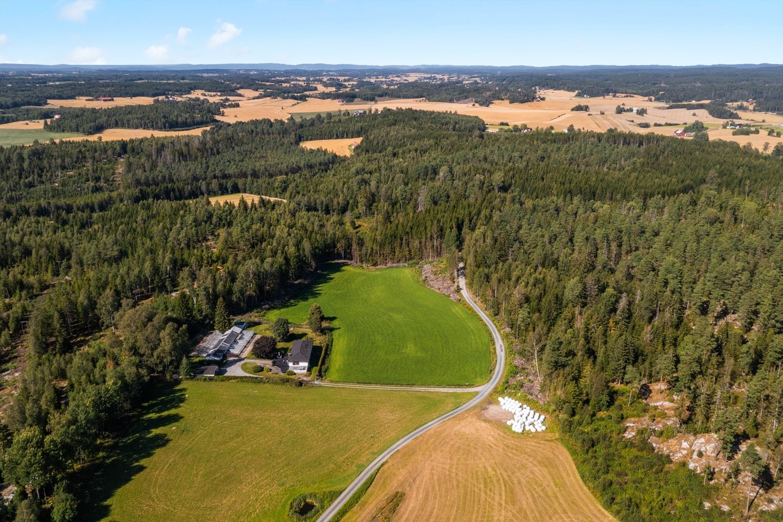 Omgitt av skog og jorder, med gode turmuligheter rett utenfor døren. Galleribilde