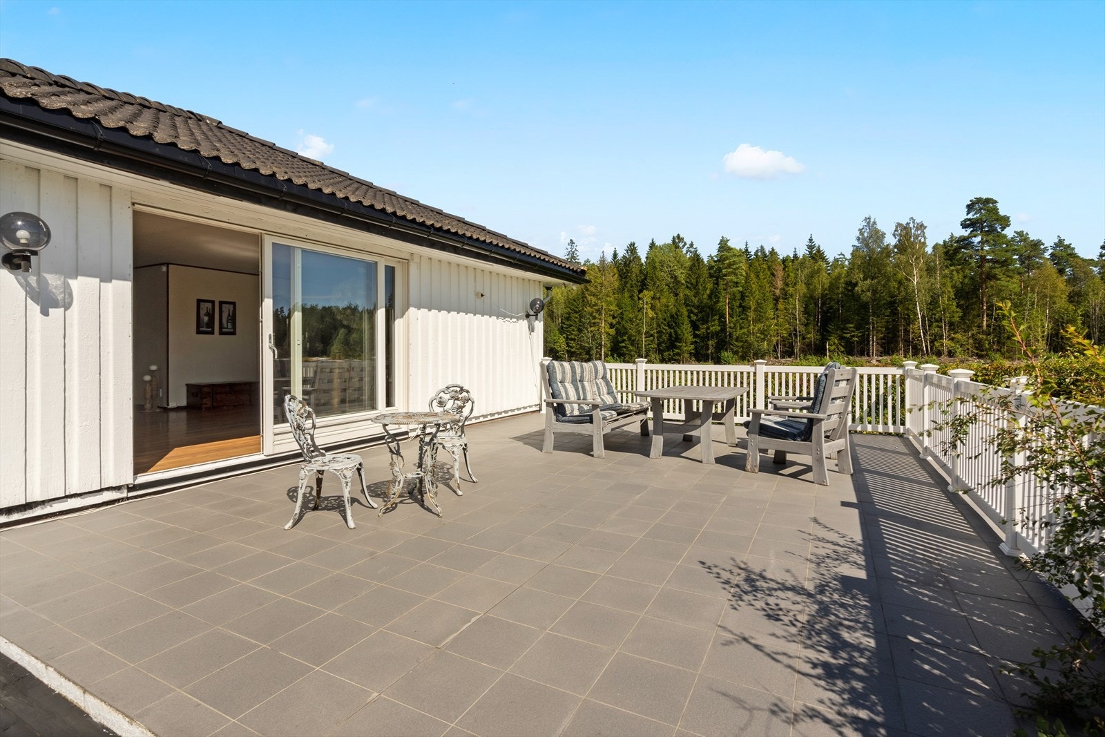 Vestvendt, flislagt terrasse på 40 m². Totalt er det uteplasser på til sammen 116 m². Galleribilde