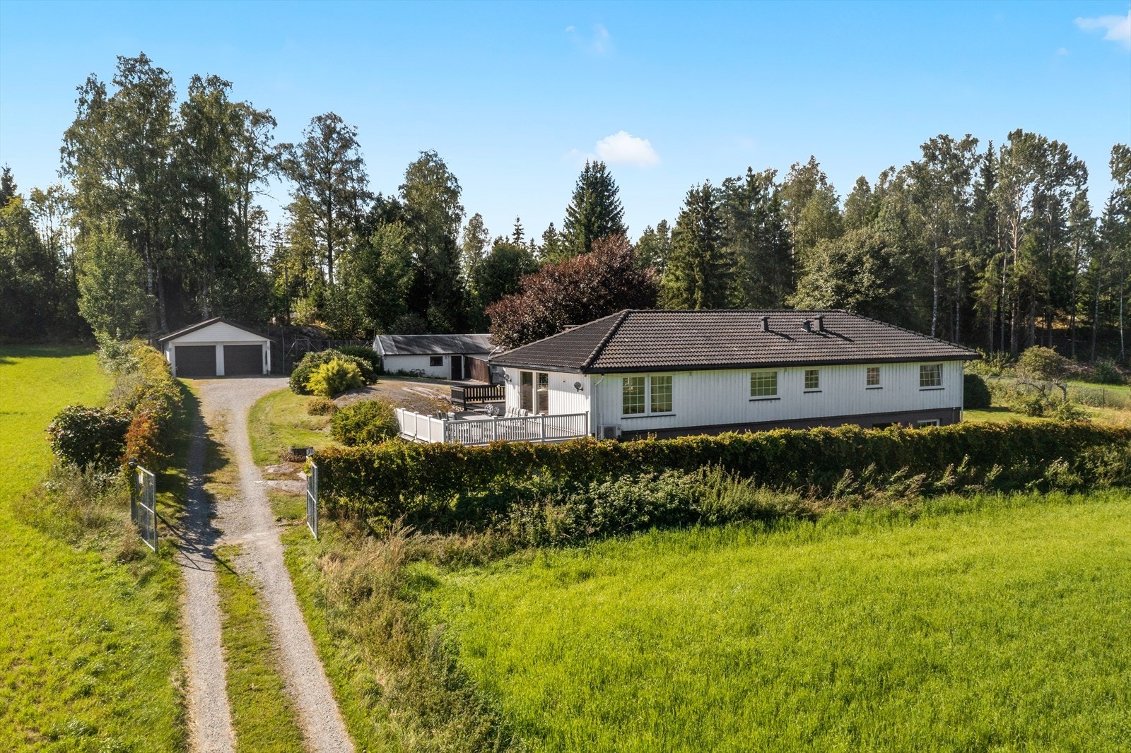 Eiendommen har privat, grunnboret brønn og etablert Biovac renseanlegg. Galleribilde