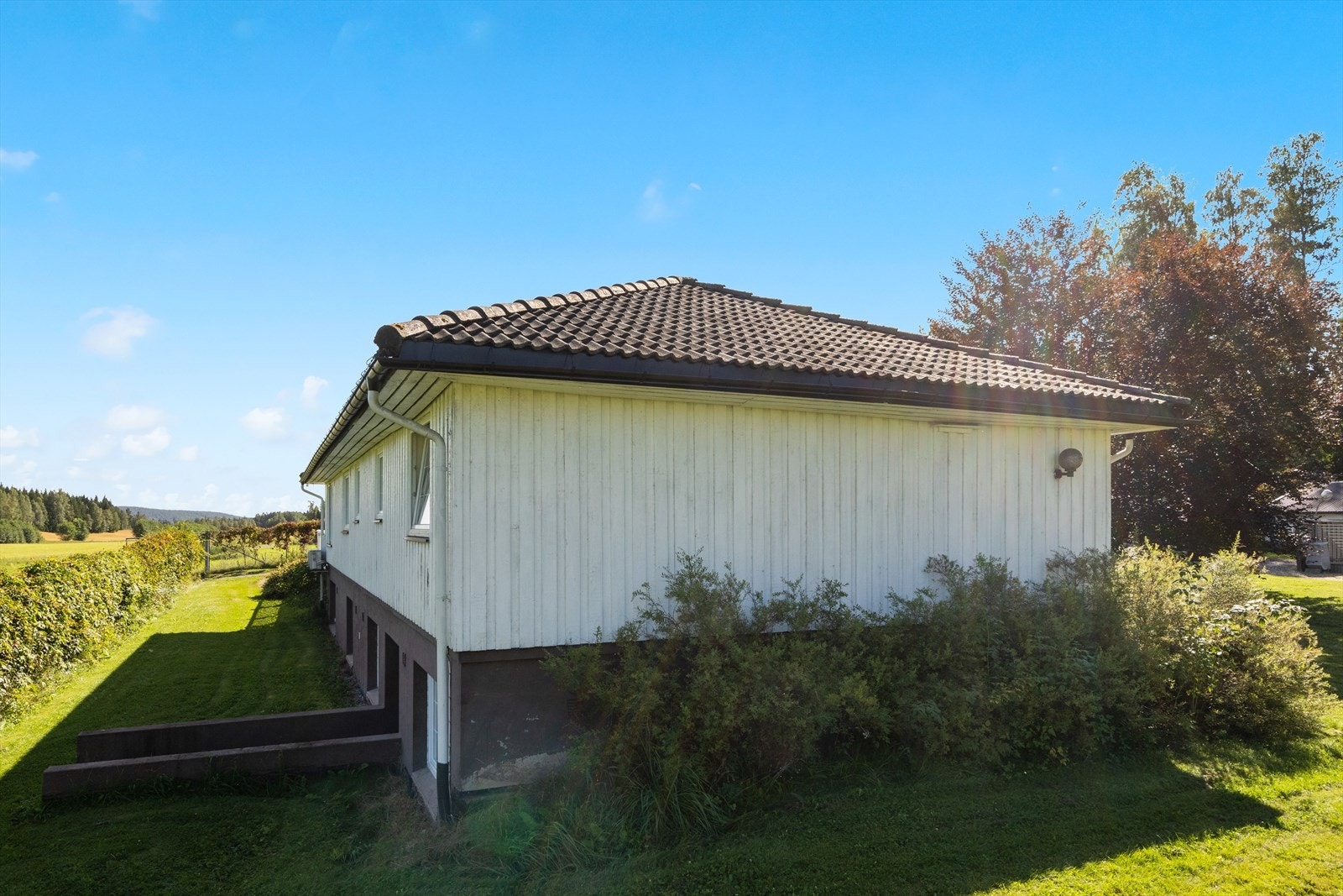 Fasade og hage. Her kan barna løpe og leke fritt. Galleribilde